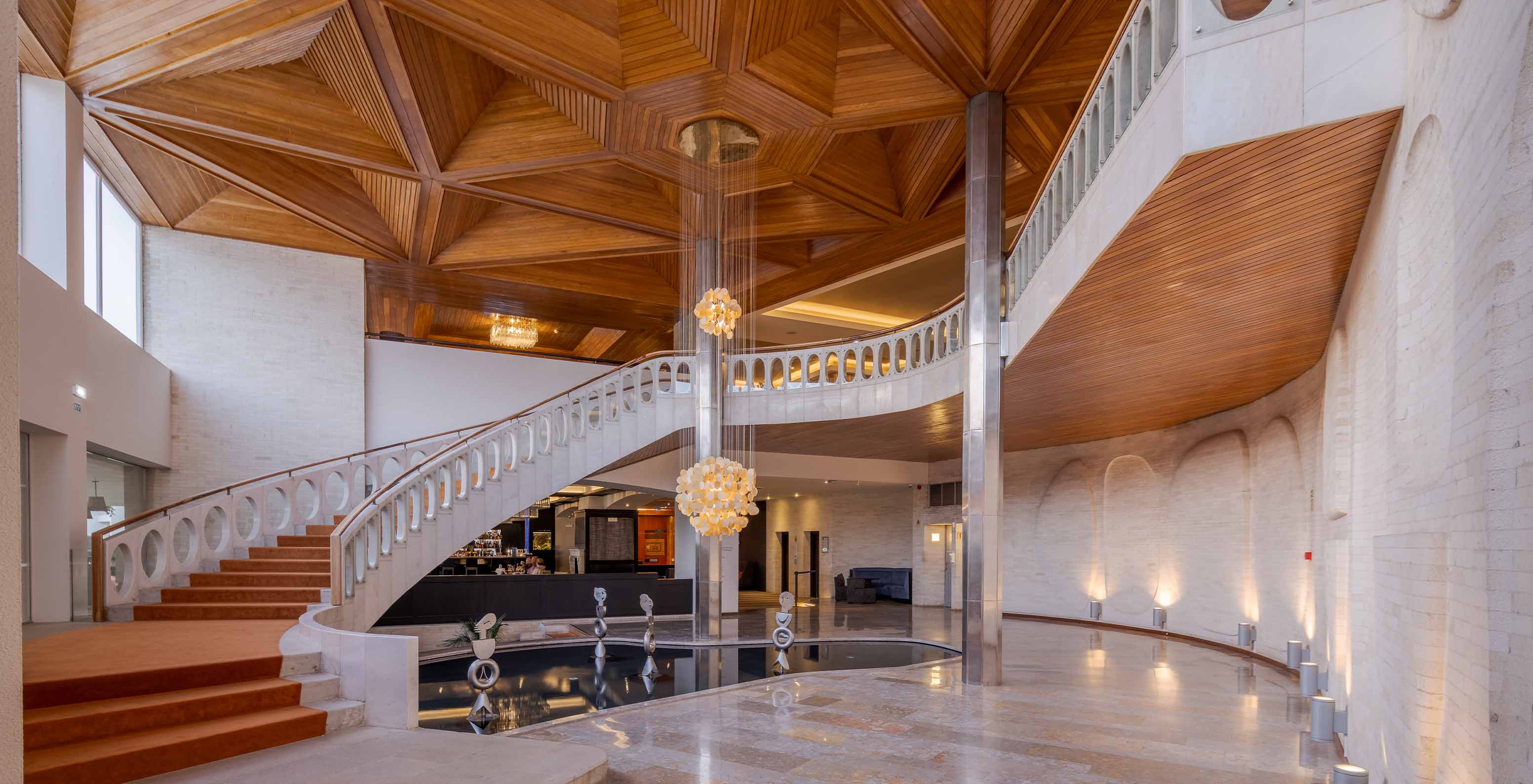 Escadaria em tons claros com tapete laranja no Lobby do Pestana Alvor Praia, Hotel com SPA, Piscina e Acesso à Praia