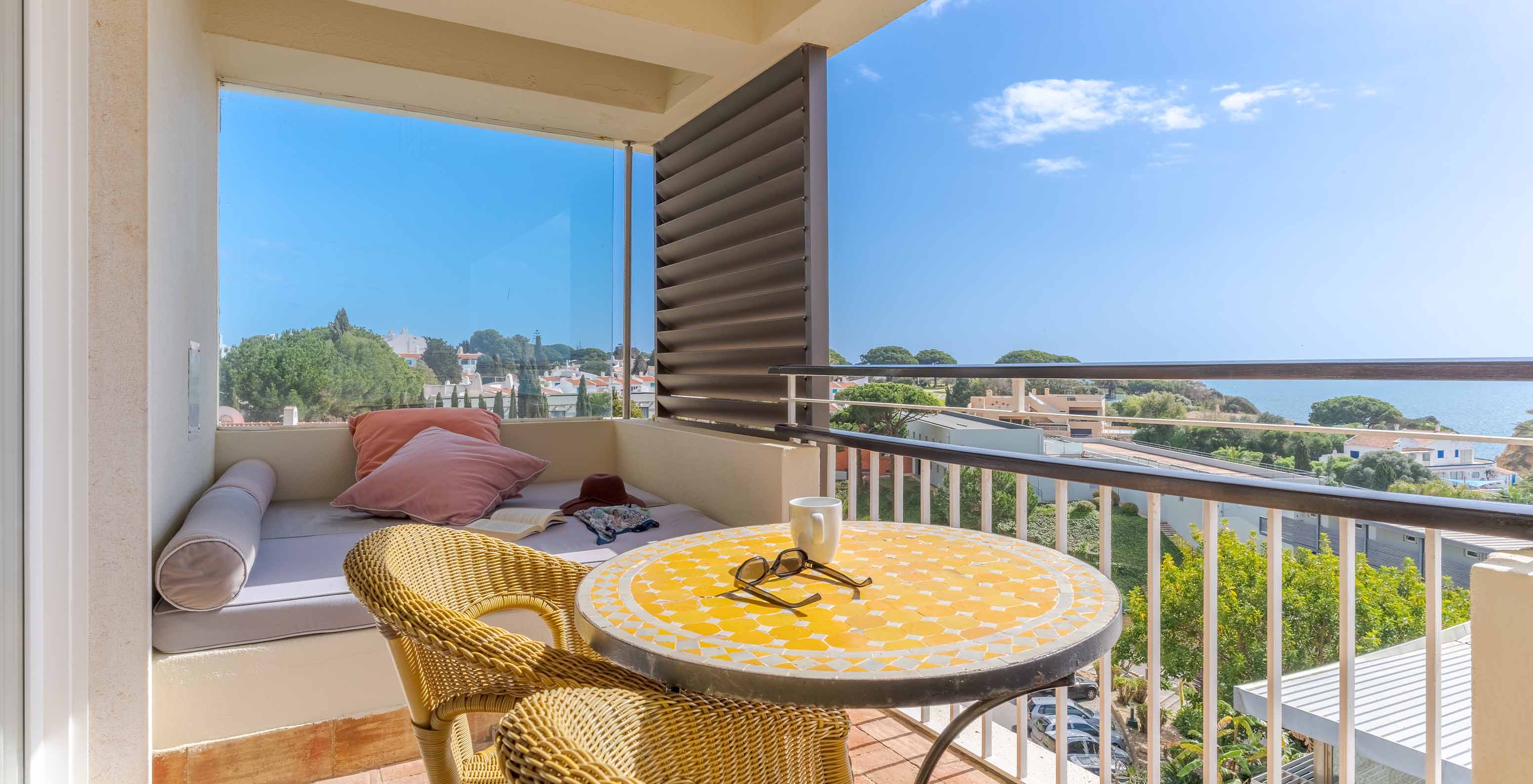 A Suite Vista Mar do Pestana Alvor Praia tem varanda com mesa, cadeiras e sofá com vista para o mar e a praia