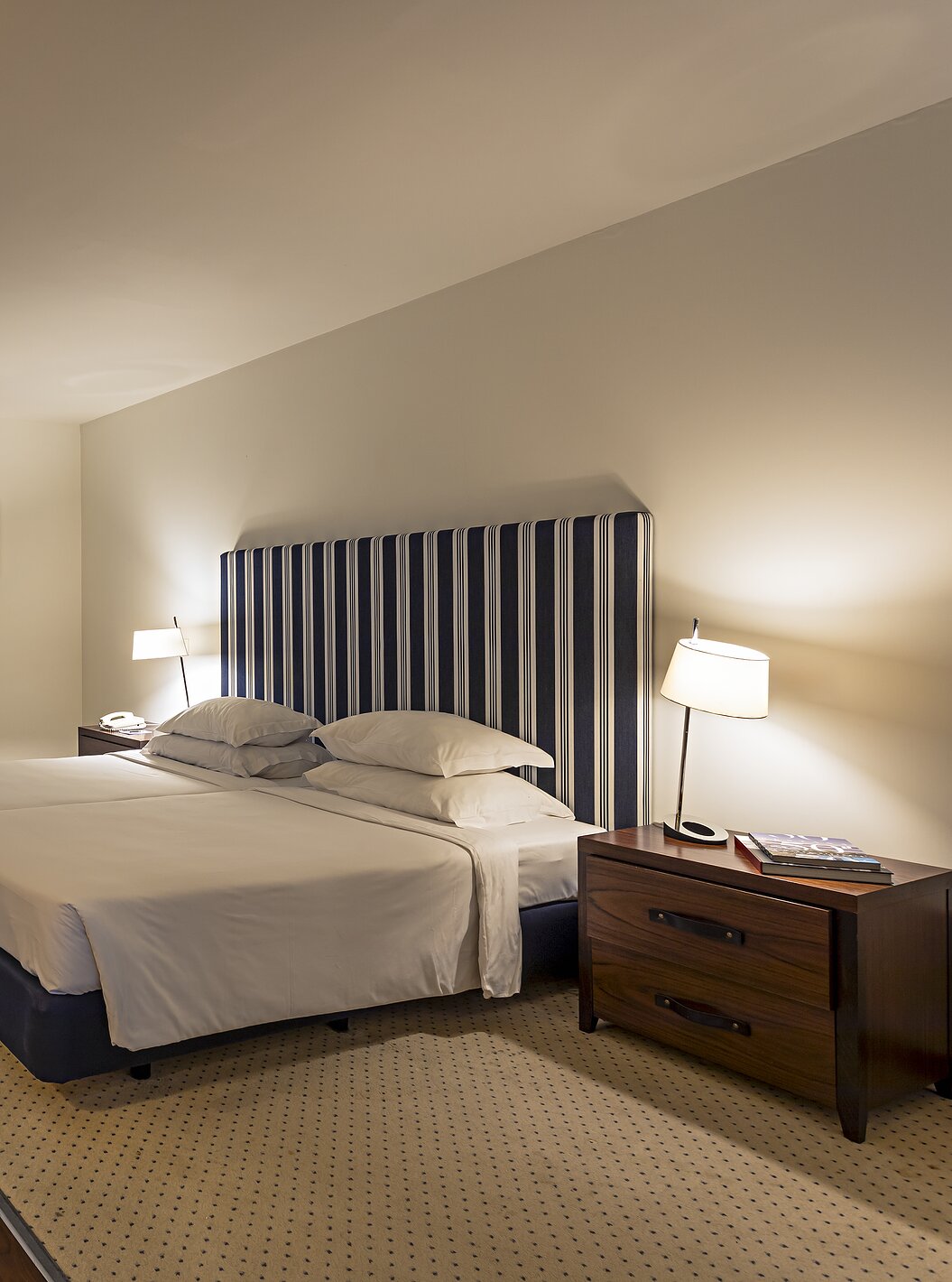 A Cliff Suite T2 do Pestana Alvor Praia tem um quarto grande com uma cama de casal, dois quadros, e uma cómoda com televisão