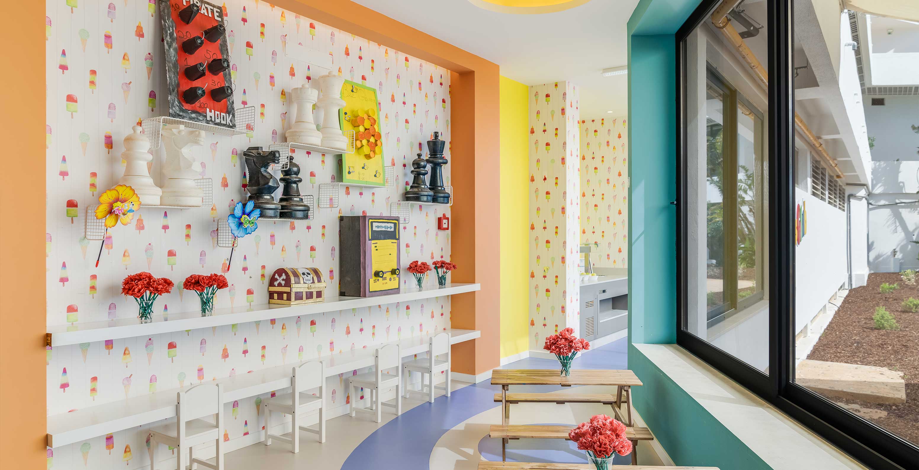 O Pestana Blue Alvor Beach, hotel 5 estrelas com piscina e perto da praia, tem um kids club para as crianças brincarem