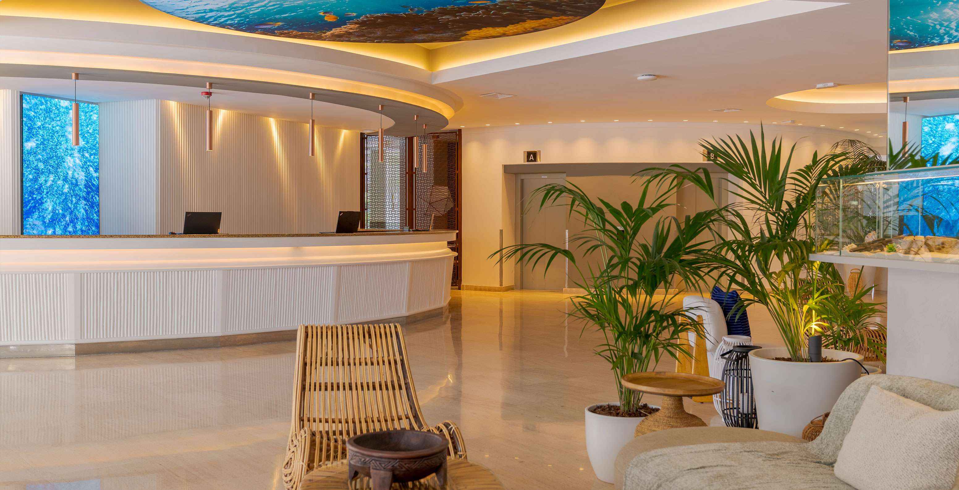 O Pestana Blue Alvor Beach é um hotel 5 estrelas com piscina e perto da praia e tem uma receção, aberta 24 horas