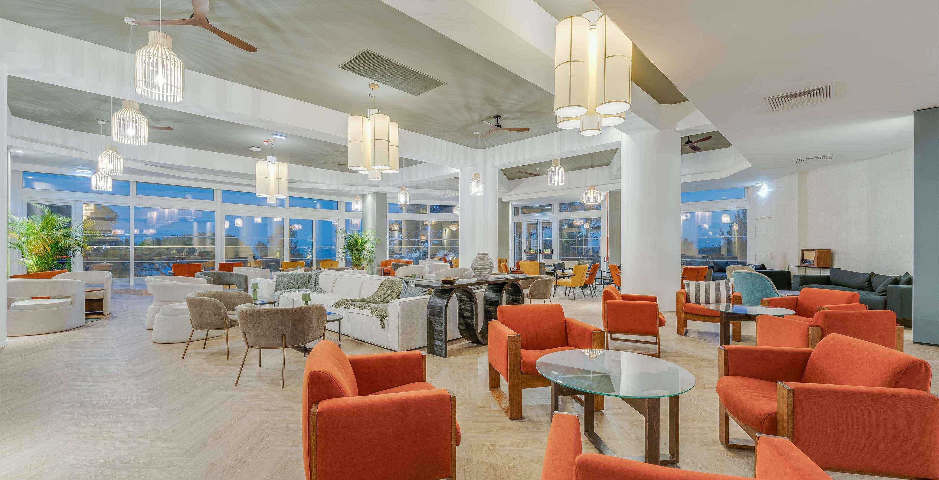 O bar Bubbles, do Hotel Tudo Incluído no Algarve, tem várias mesas onde se pode sentar e beber uma bebida fresca ou cocktail