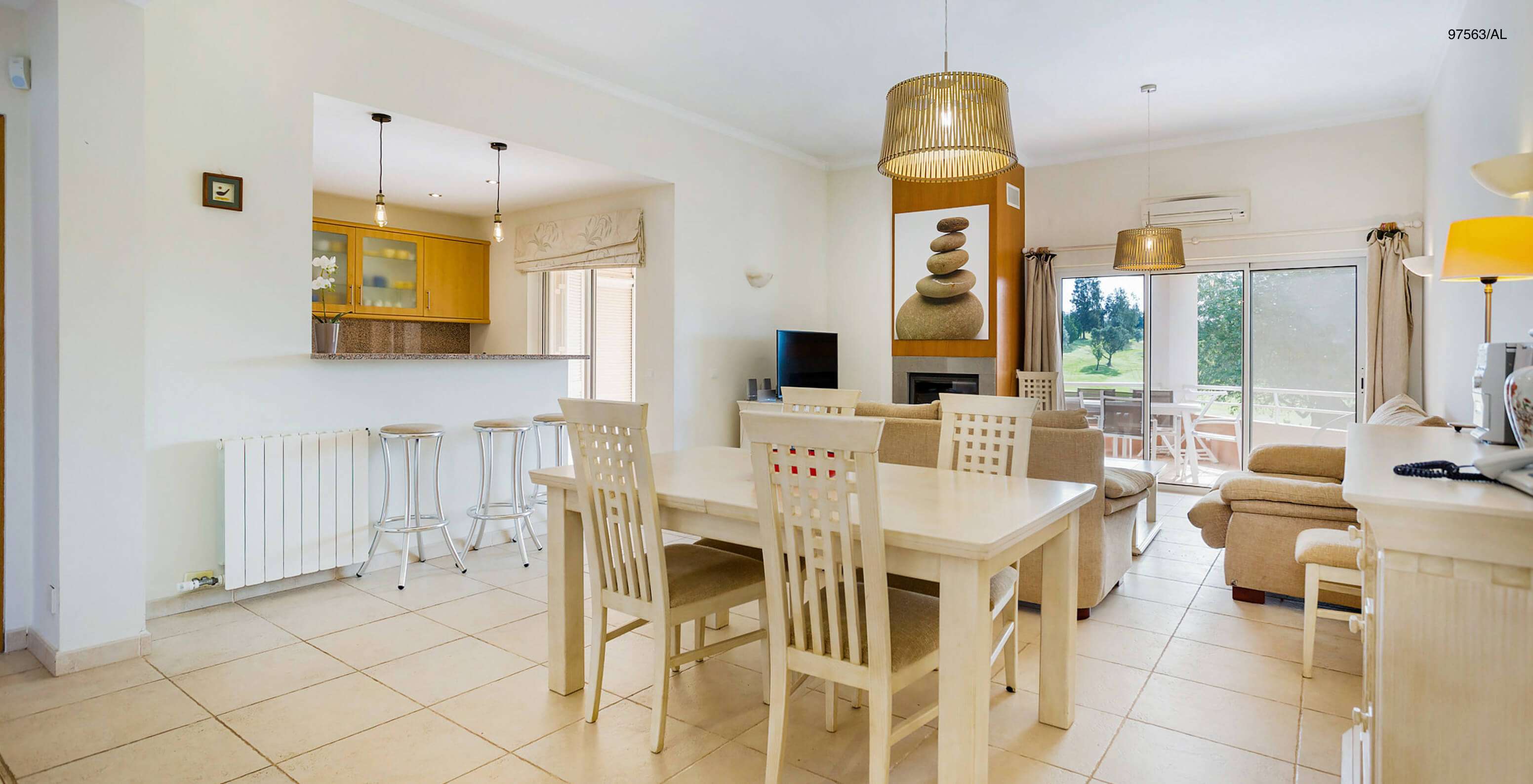 O Apartamento T3 Superior do Pestana Carvoeiro Golfe tem uma sala de jantar com vista para a cozinha, mesa e quatro cadeiras