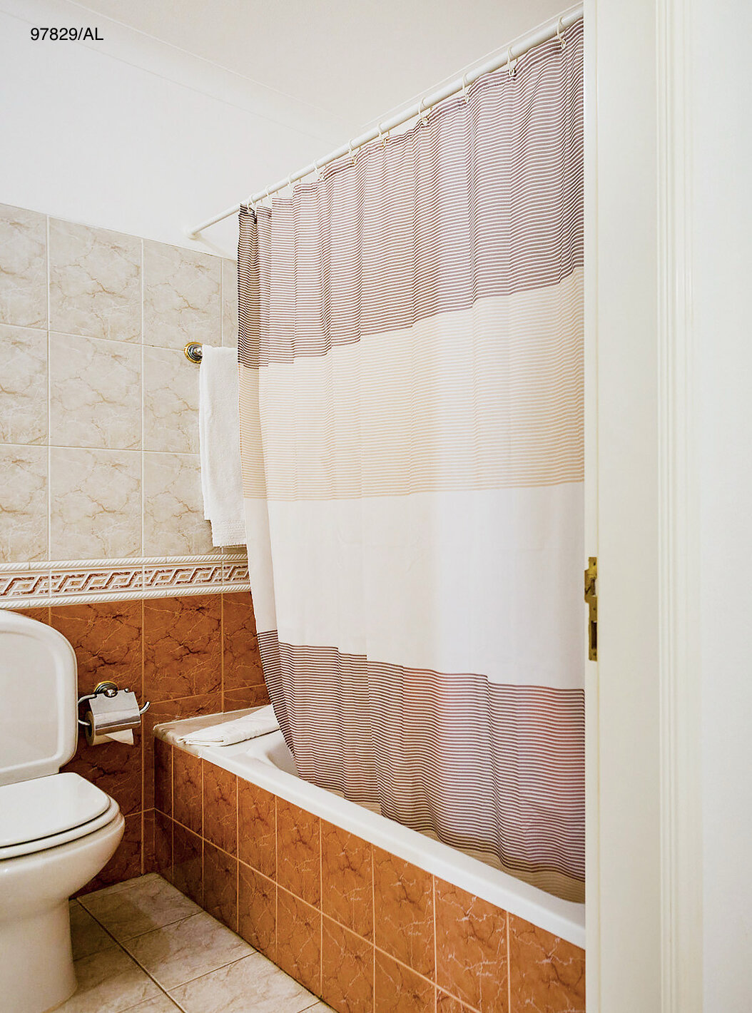 O Apartamento T2 Standart do Pestana Carvoeiro Golfe tem uma casa de banho com banheira e sanita 