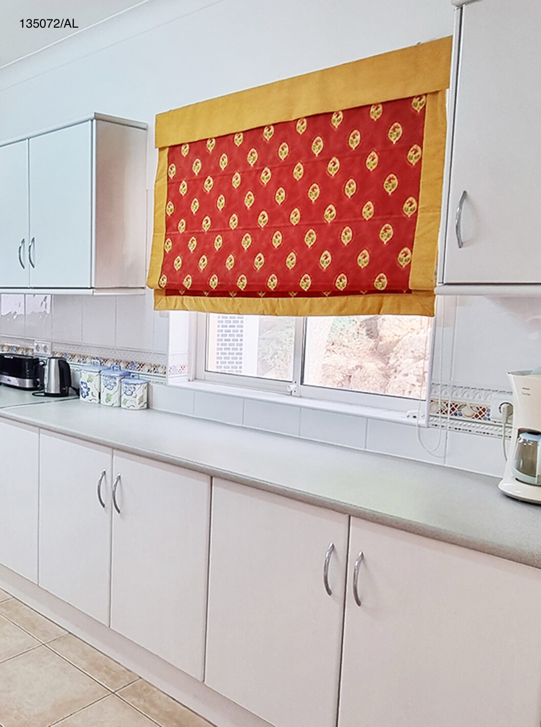 A Moradia V3 Standart do Pestana Carvoeiro Golfe tem uma cozinha equipada com armários brancos e eletrodomésticos