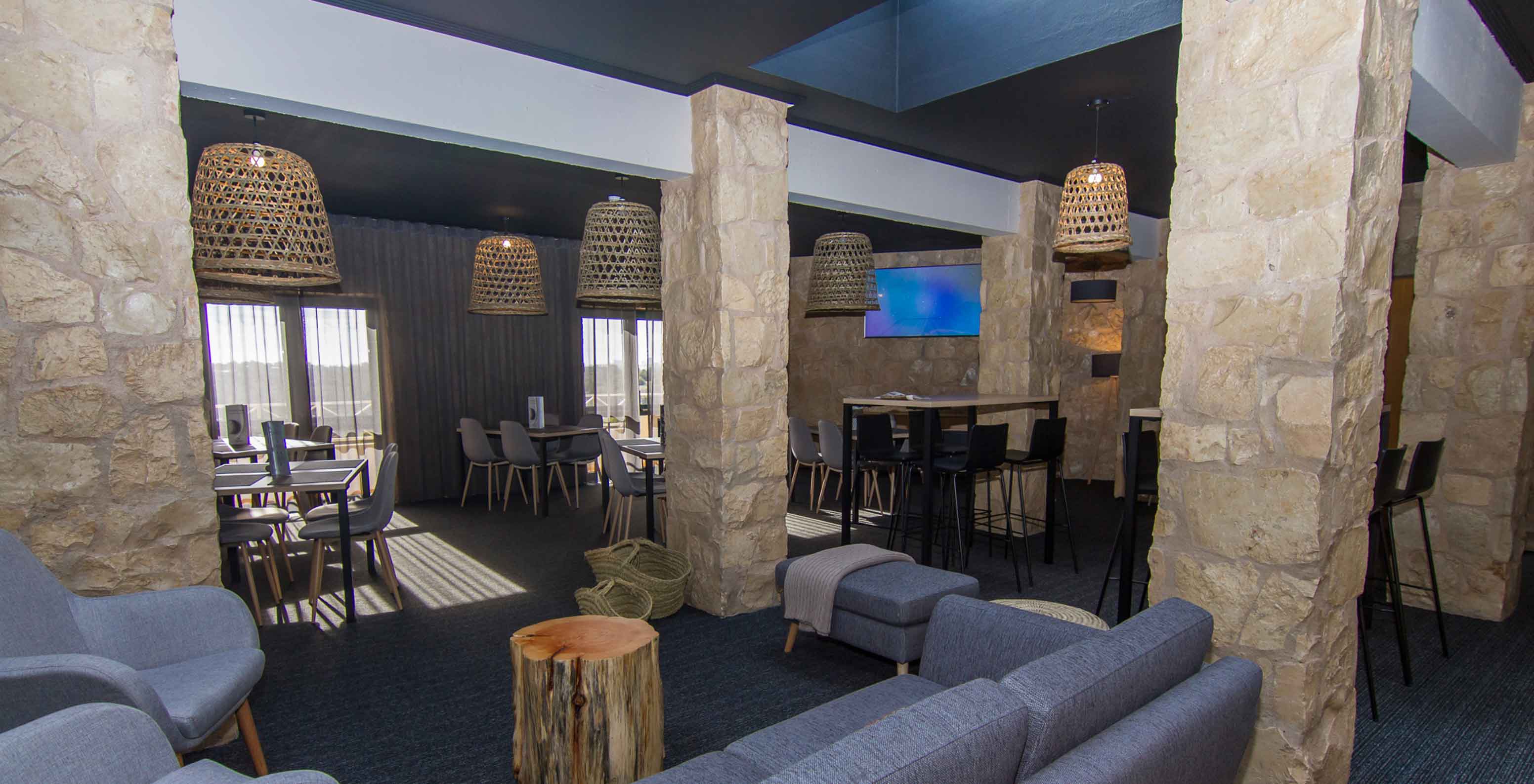 O Restaurante Fairway, do Hotel 4 Estrelas para Famílias no Algarve tem um espaço com candeeiros, mesas e cadeiras