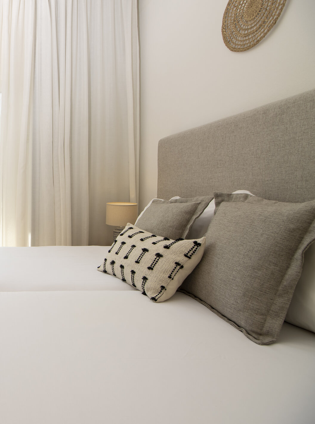 O Apartamento T2 Superior do Pestana Palm Gardens tem uma cama com almofadas, uma janela que dá acesso a uma varanda