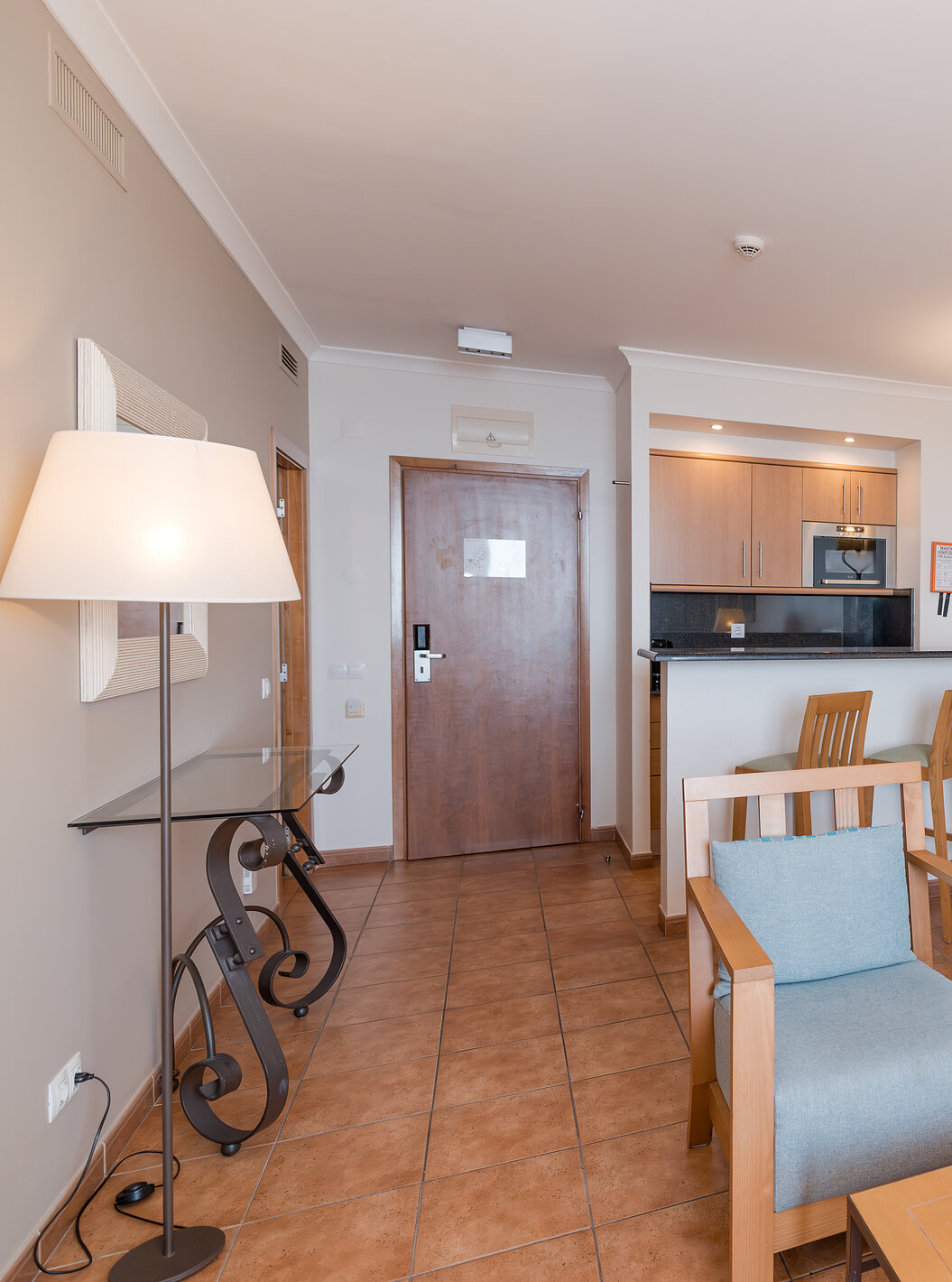 A Suite Vista Mar do Pestana Viking tem uma sala de estar com sofá e poltronas, e uma pequena cozinha com microondas