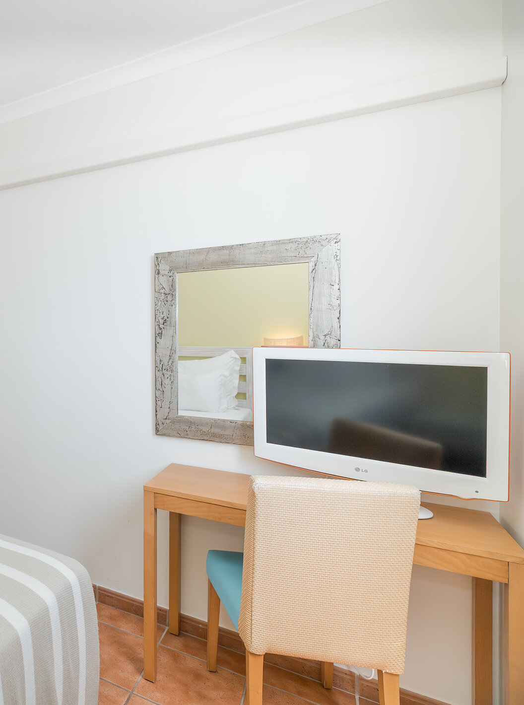 A Suite Superior Vista Mar do Pestana Viking tem um quarto com duas camas, secretária, ar condicionado e casa de banho