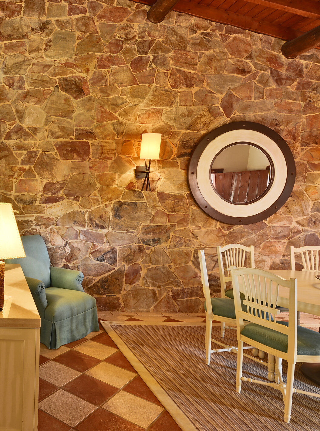 A Suite Vista Jardim Vila Sol do Pestana Vila Sol - Vilamoura tem uma sala com um sofá, lareira e mesa para refeições 