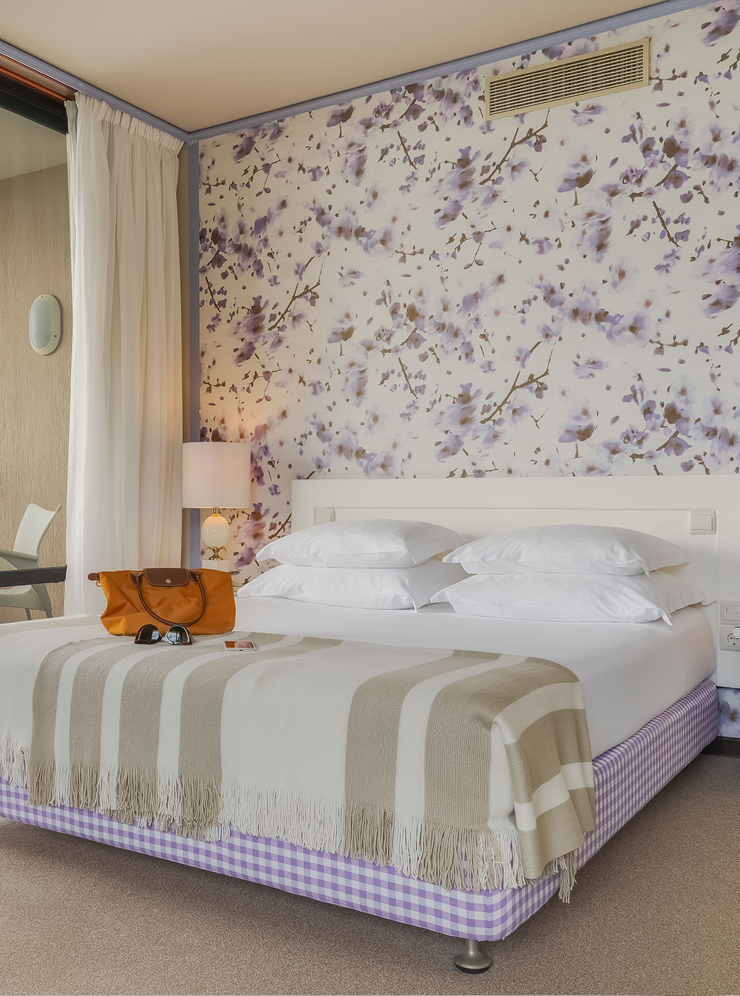 O Standard Vista Mar do Pestana Bahia Praia tem uma cama de casal, com 4 almofadas e uma varanda com vista mar ao lado