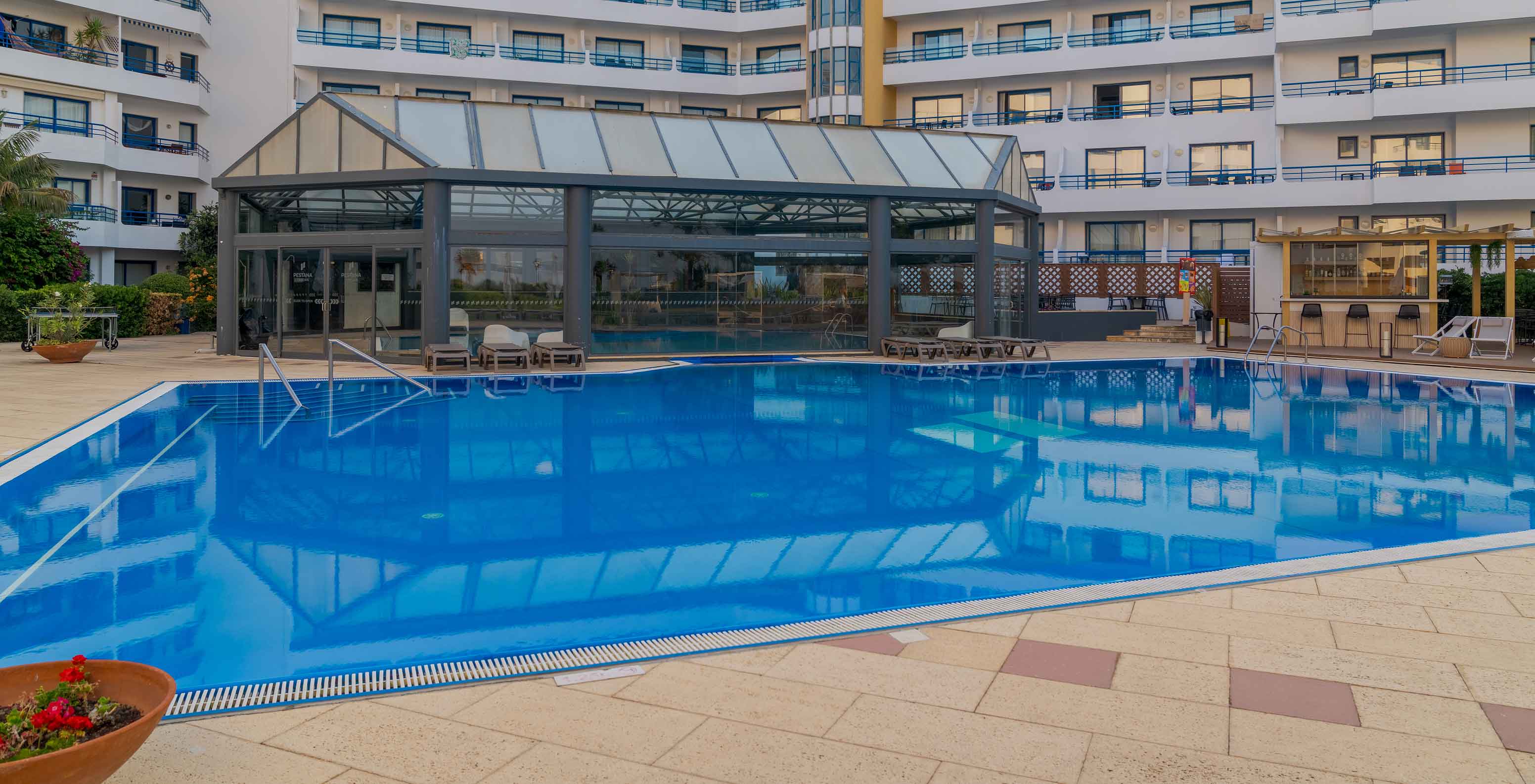 O Pestana Cascais, um hotel em frente ao mar com piscina e spa, tem uma piscina exterior com uma interior atrás