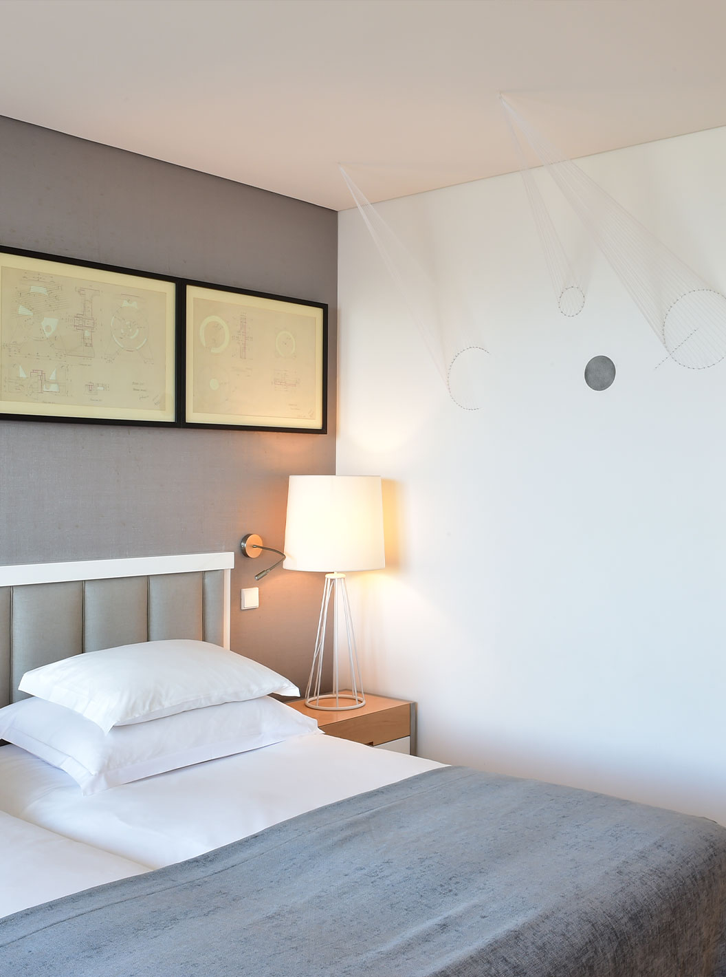 O Quarto Duplo Art District do Pestana Cidadela Cascais tem duas camas individuais, dois quadros e uma parede com arte