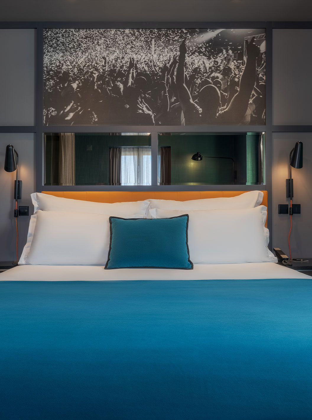 O CR7 Superior Corner do Pestana CR7 Lisboa tem uma cama de casal e um espelho por cima da cama