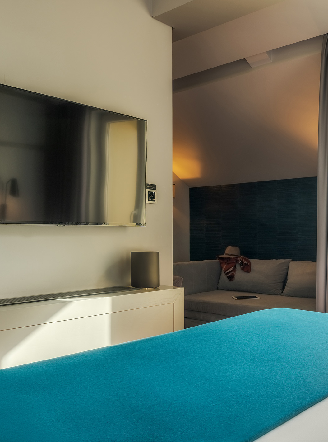 O CR7 Superior Rooftop do Pestana CR7 Lisboa tem uma cama de casal, um sofá e uma varanda