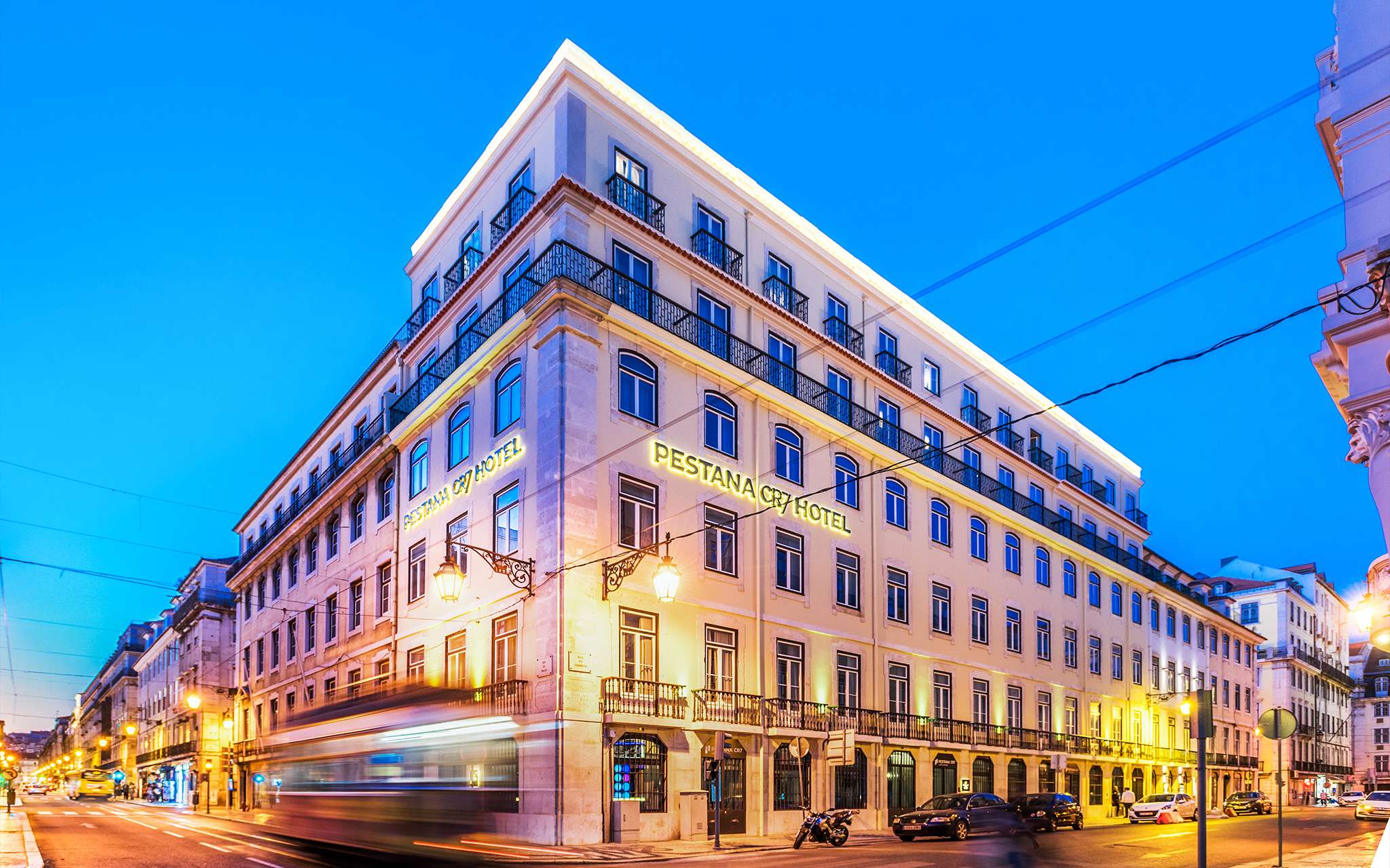 Vista exterior do Pestana CR7 Lisboa, um hotel moderno no centro da baixa de Lisboa