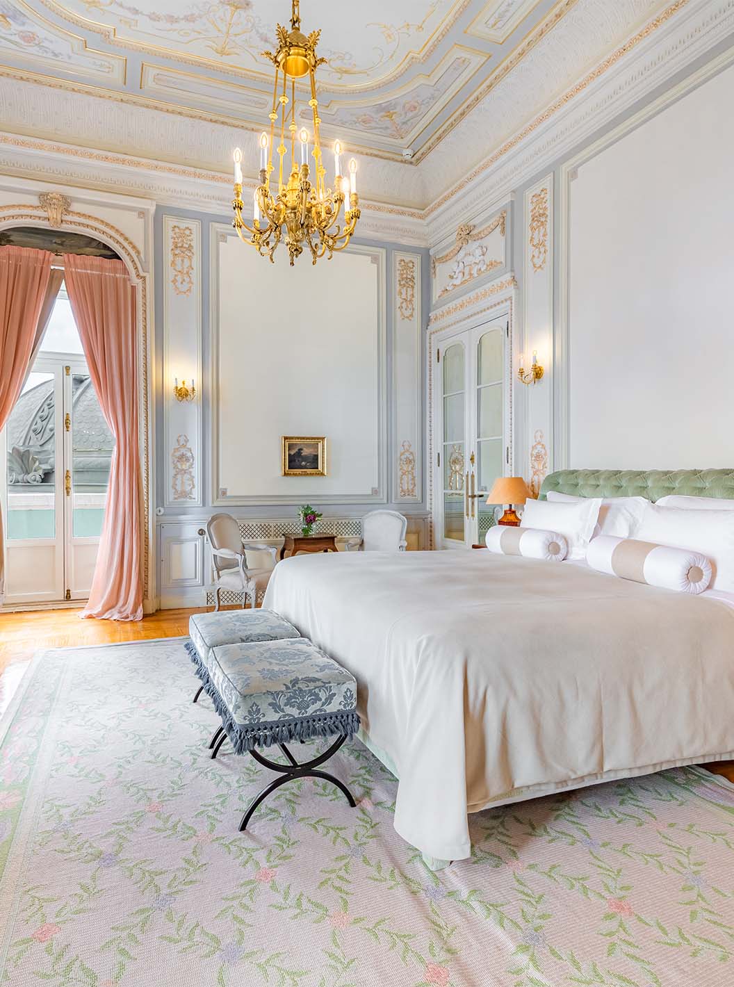 A Suite D. Manuel/ D. Luís Filipe do Pestana Palace Lisboa tem um quarto grande e luxuoso com cama de casal e lustre dourado