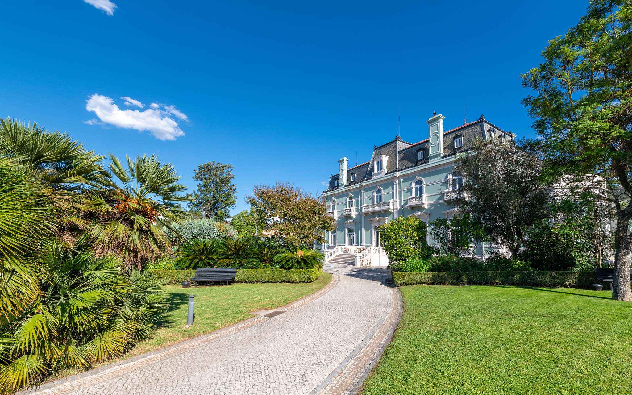 Vista do edifício do Pestana Palace Lisboa, Hotel 5 Estrelas, Monumento Nacional, antigo palácio cercado de jardins cuidados