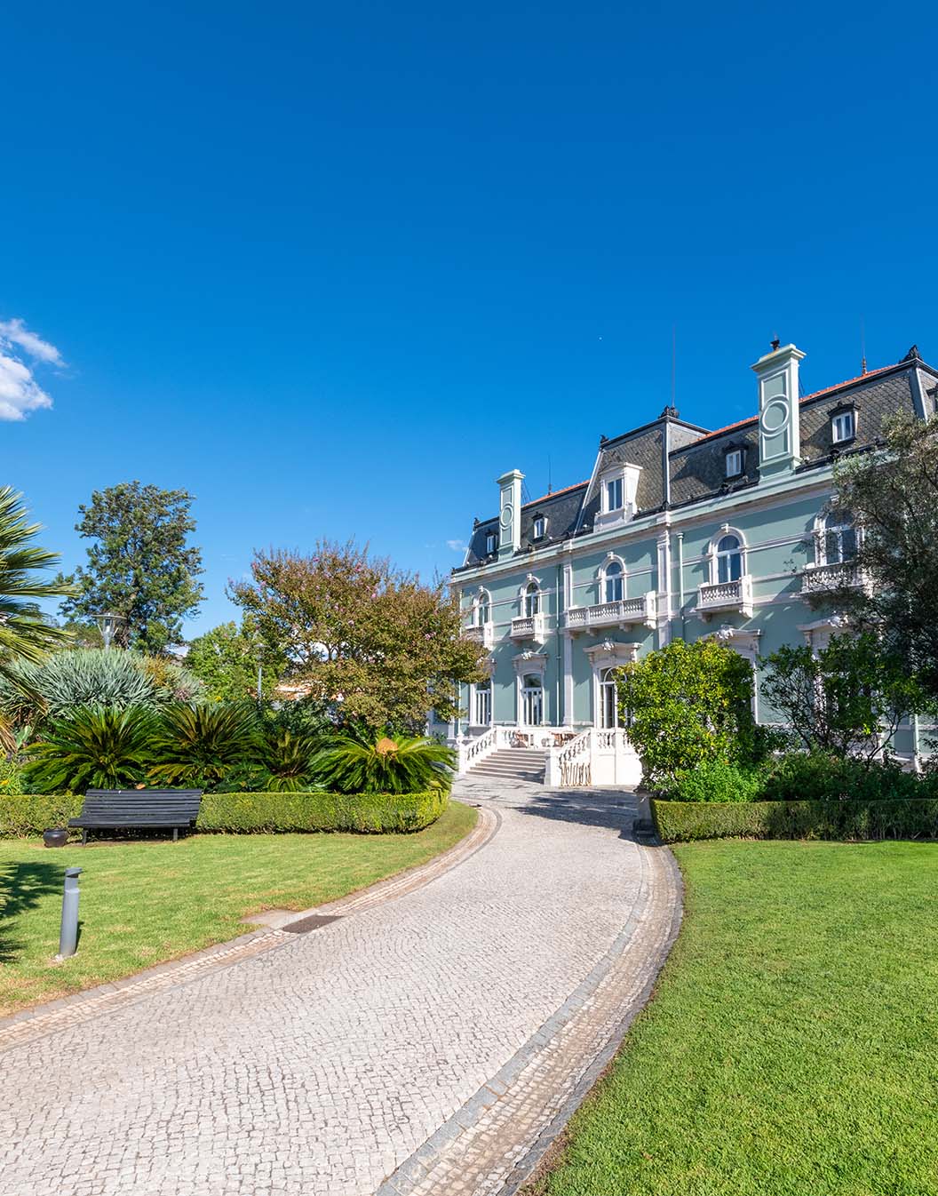 Vista do edifício do Pestana Palace Lisboa, Hotel 5 Estrelas, Monumento Nacional, antigo palácio cercado de jardins cuidados