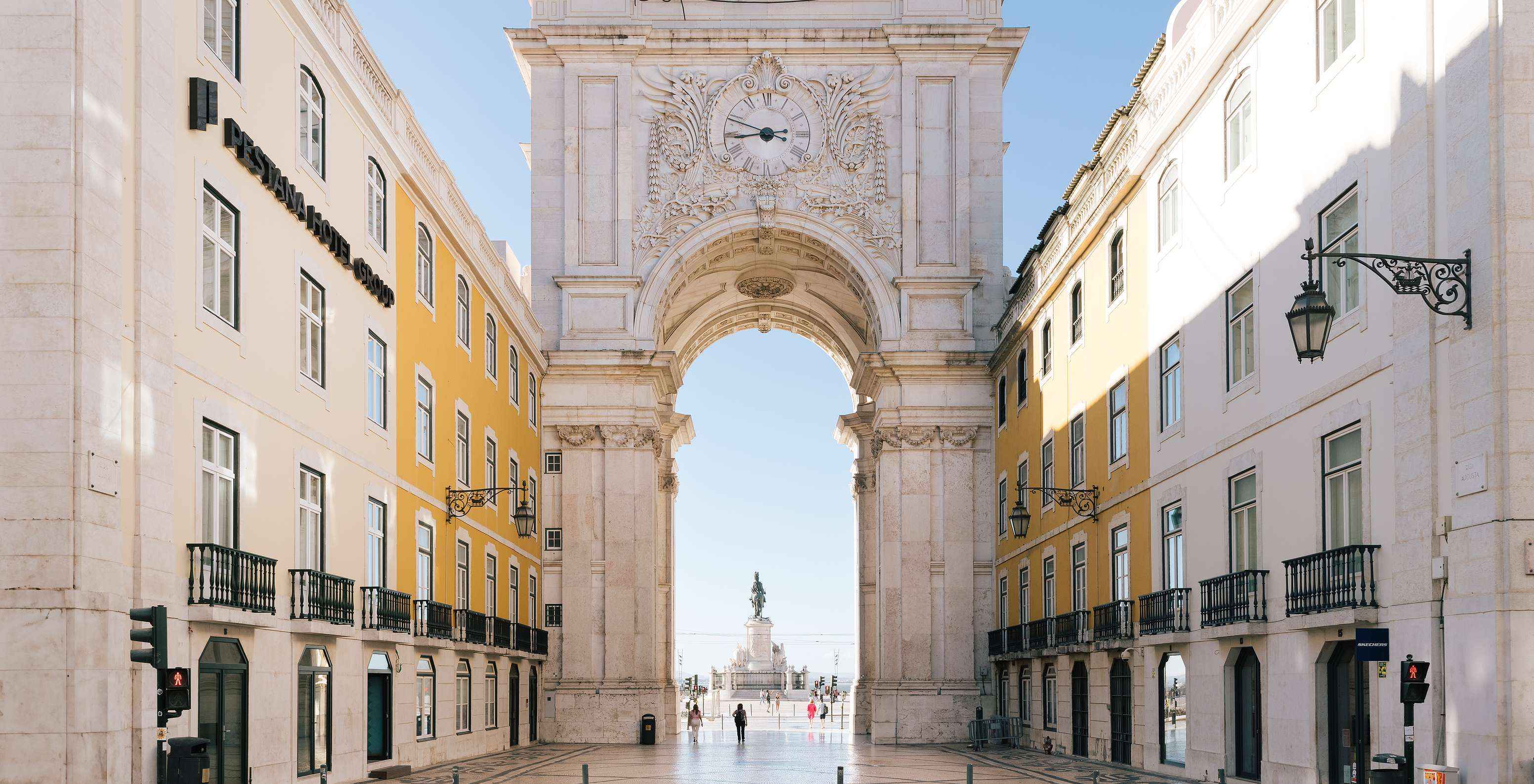 Arco da Rua Augusta em Lisboa, com a Praça do Comércio ao fundo e a Estátua Equestre de D. José I