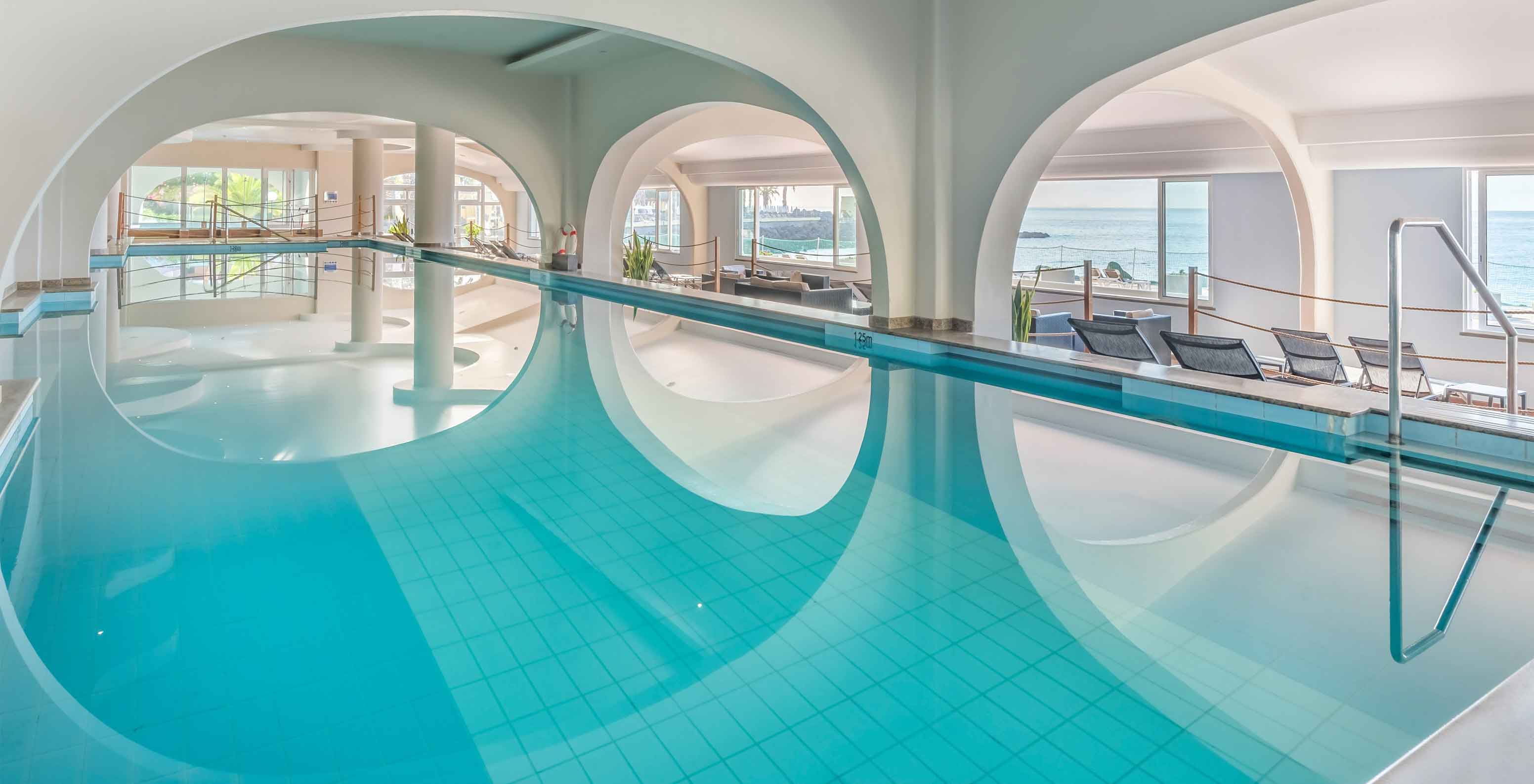 O Pestana Carlton Madeira, um hotel no Centro do Funchal em Frente ao Mar, tem uma piscina interior