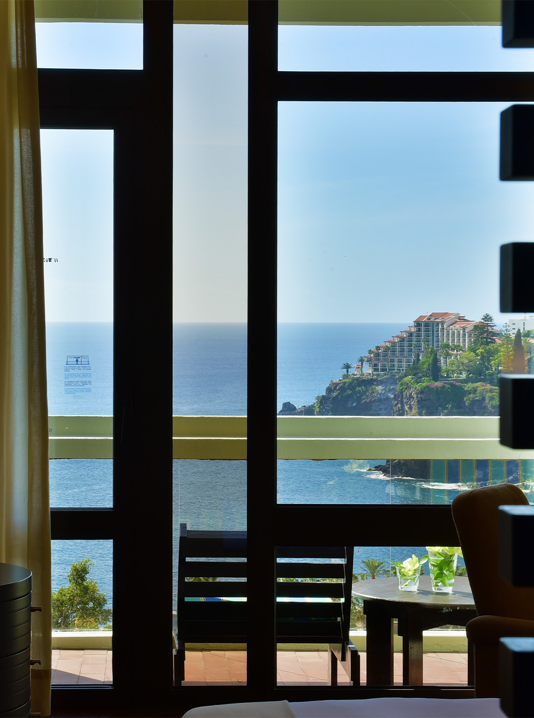 A Suite Vista Terra do Pestana Casino Park tem uma televisão e uma varanda com uma mesa e vista para o mar