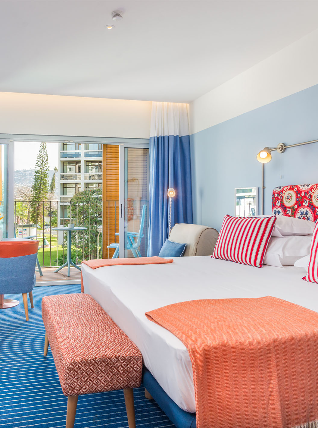 O Estúdio Deluxe do Pestana Casino Studios tem uma cama de casal com cabeceira com padrão, varanda e televisão