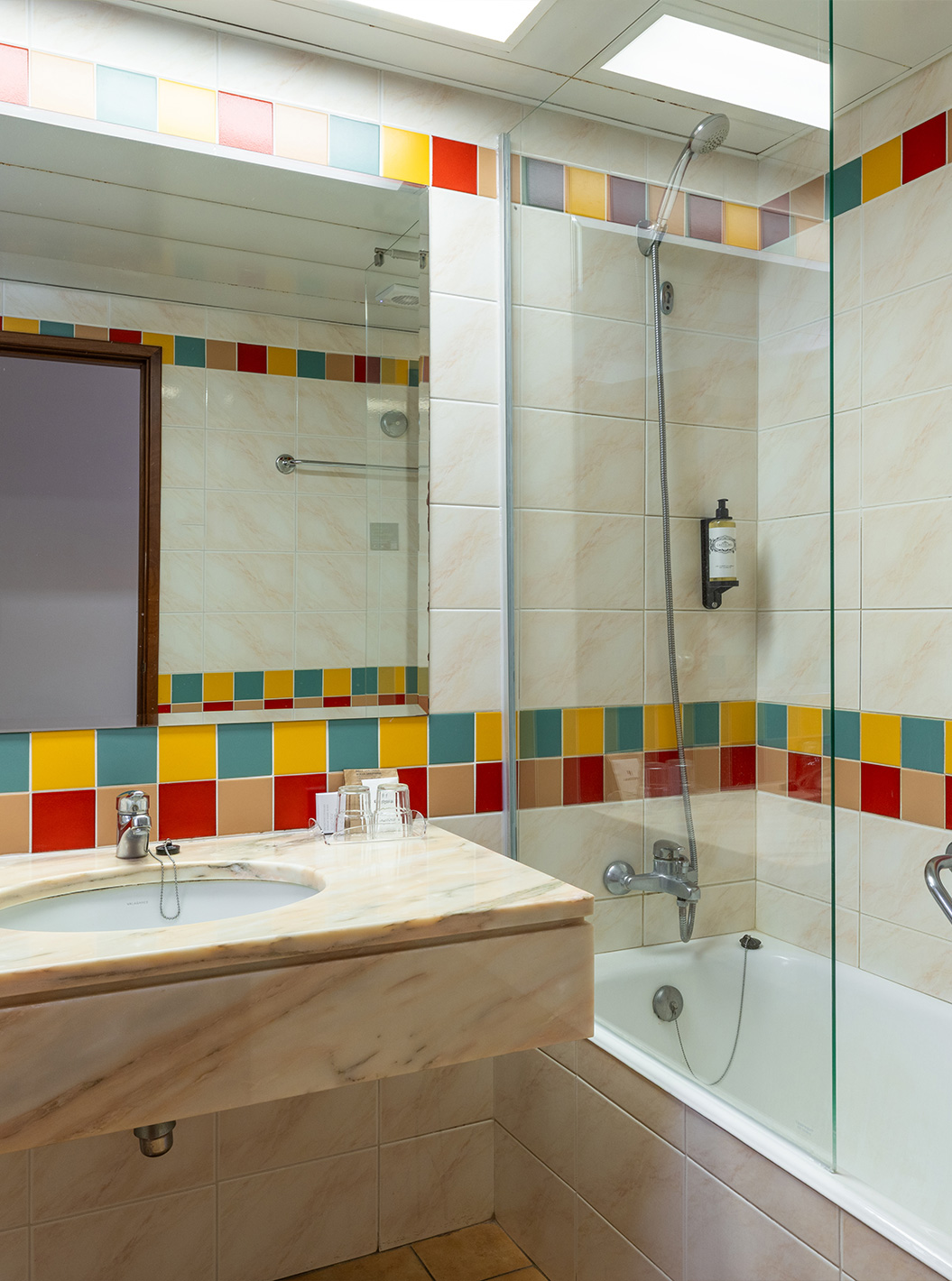 O Classic Pool View do Pestana Ocean Bay All Inclusive tem uma casa de banho com banheira e lavatório com espelho