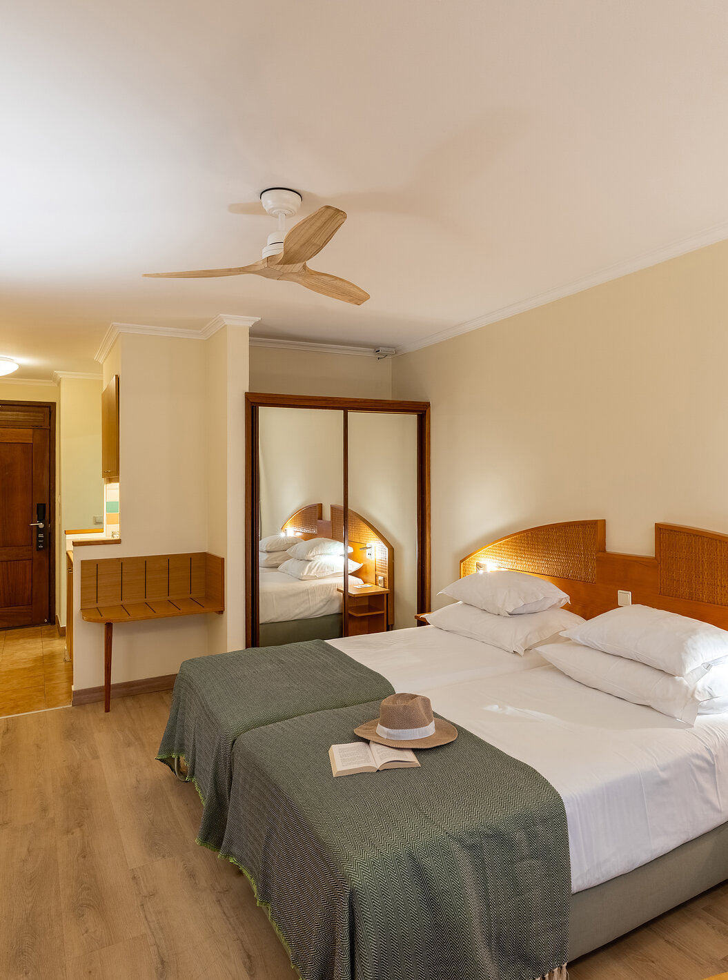 O Classic Pool View do Pestana Ocean Bay All Inclusive tem duas camas individuais unidas com uma colcha verde