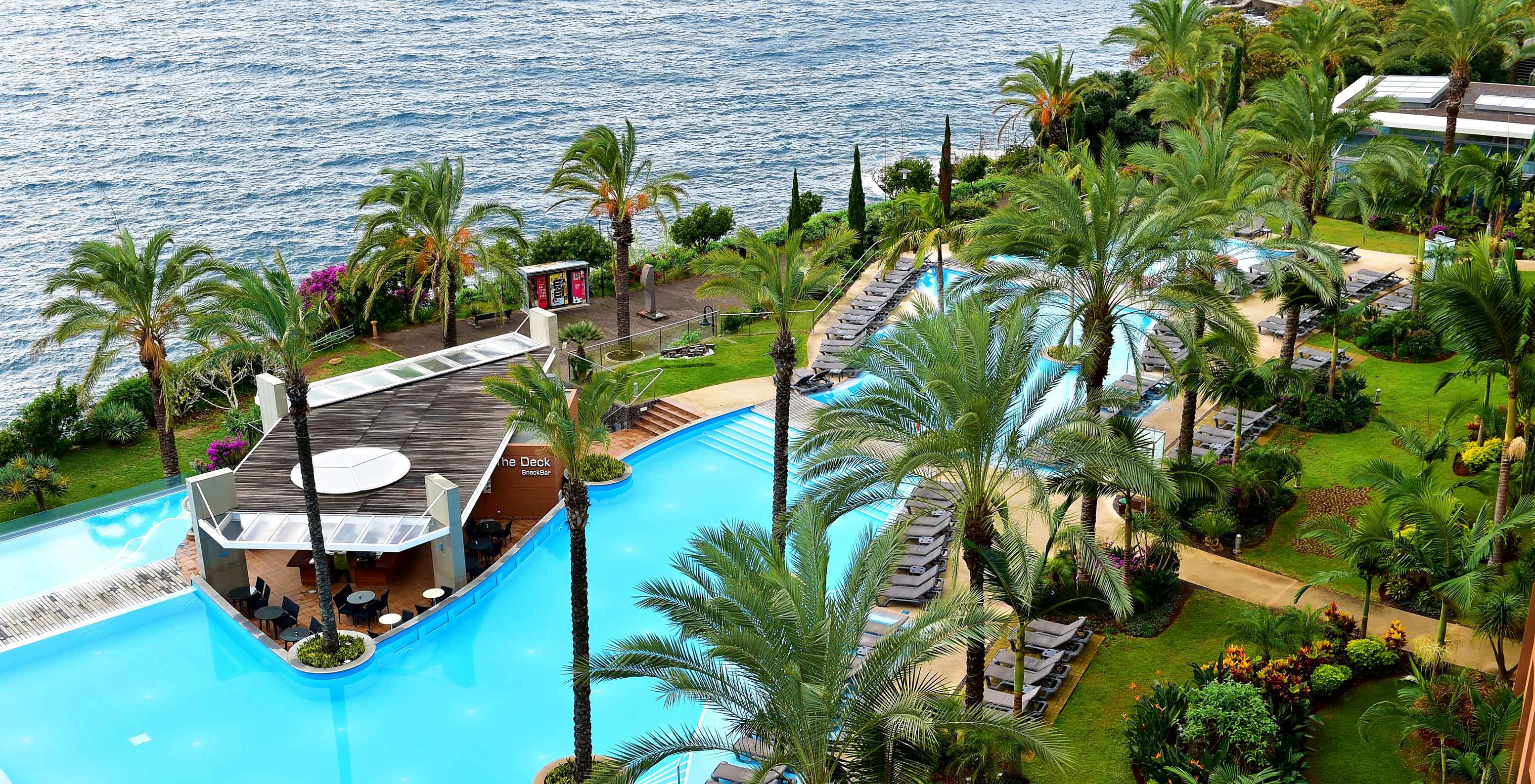 Piscina exterior e jardins do Pestana Promenade, Hotel na Madeira, Perto da Praia e do Lido, com vista para o mar