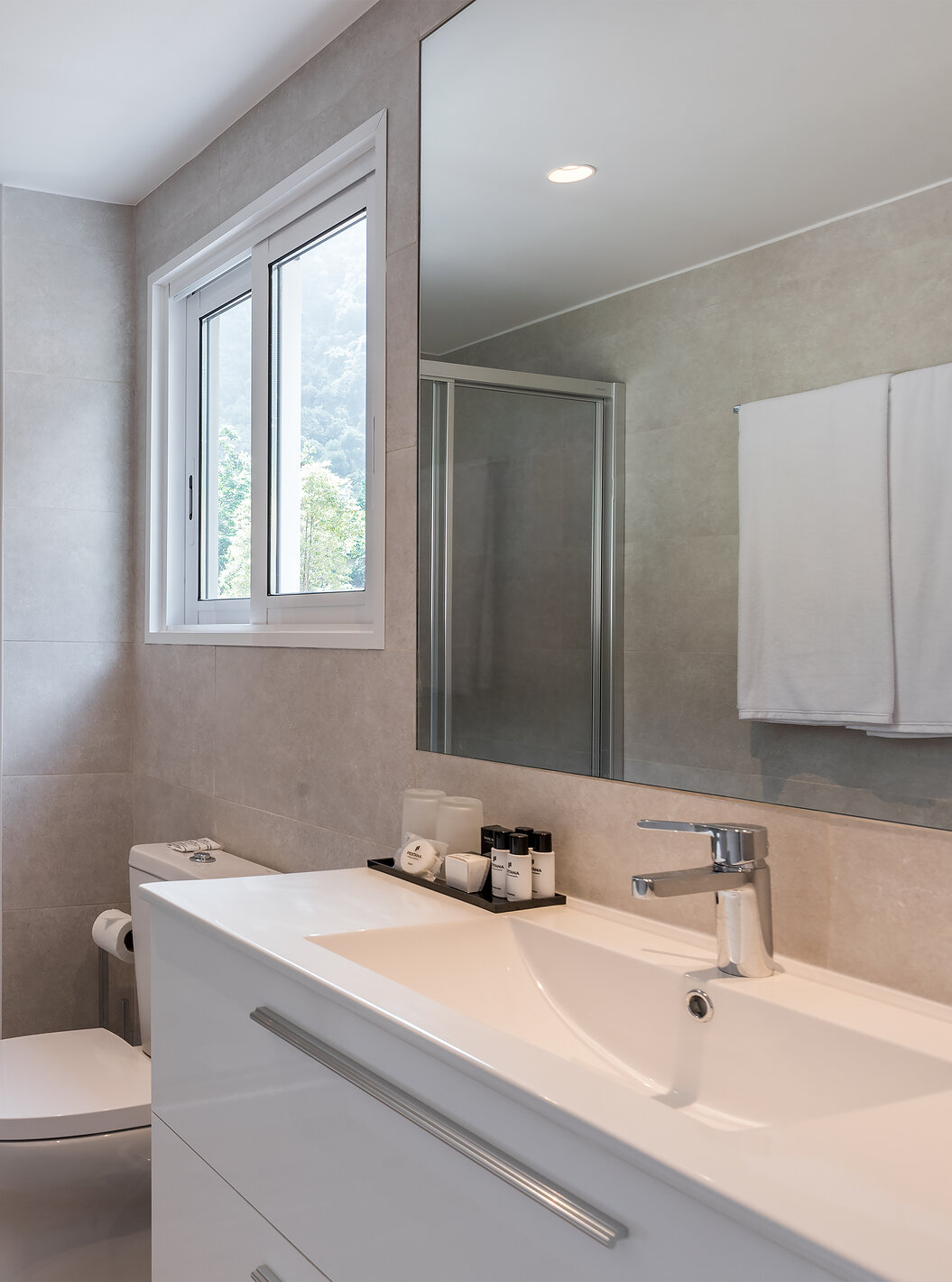 O Estúdio - Vista jardim do Pestana Quinta do Arco tem casa de banho com duche, sanita, lavatório com espelho grande e janela