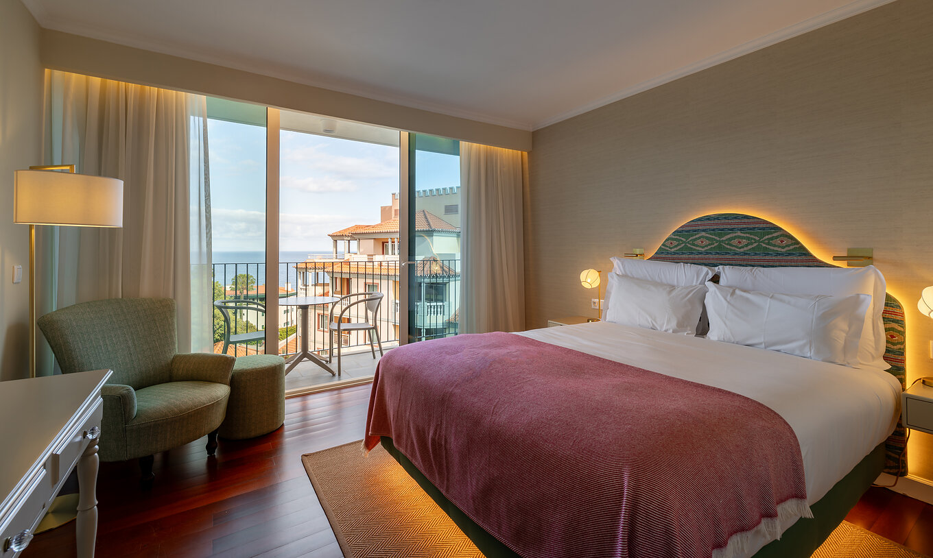 O Quarto Vista Mar Parcial com Varanda do Pestana Quinta Perestrello tem uma cama de casal com varanda e vista-mar 