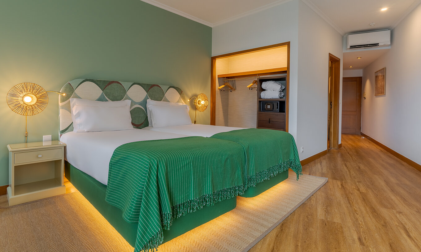 O Clássico Vista Mar Lateral do Pestana Vila Lido Madeira tem tons verdes, com uma cama de casal, e um roupeiro com cofre