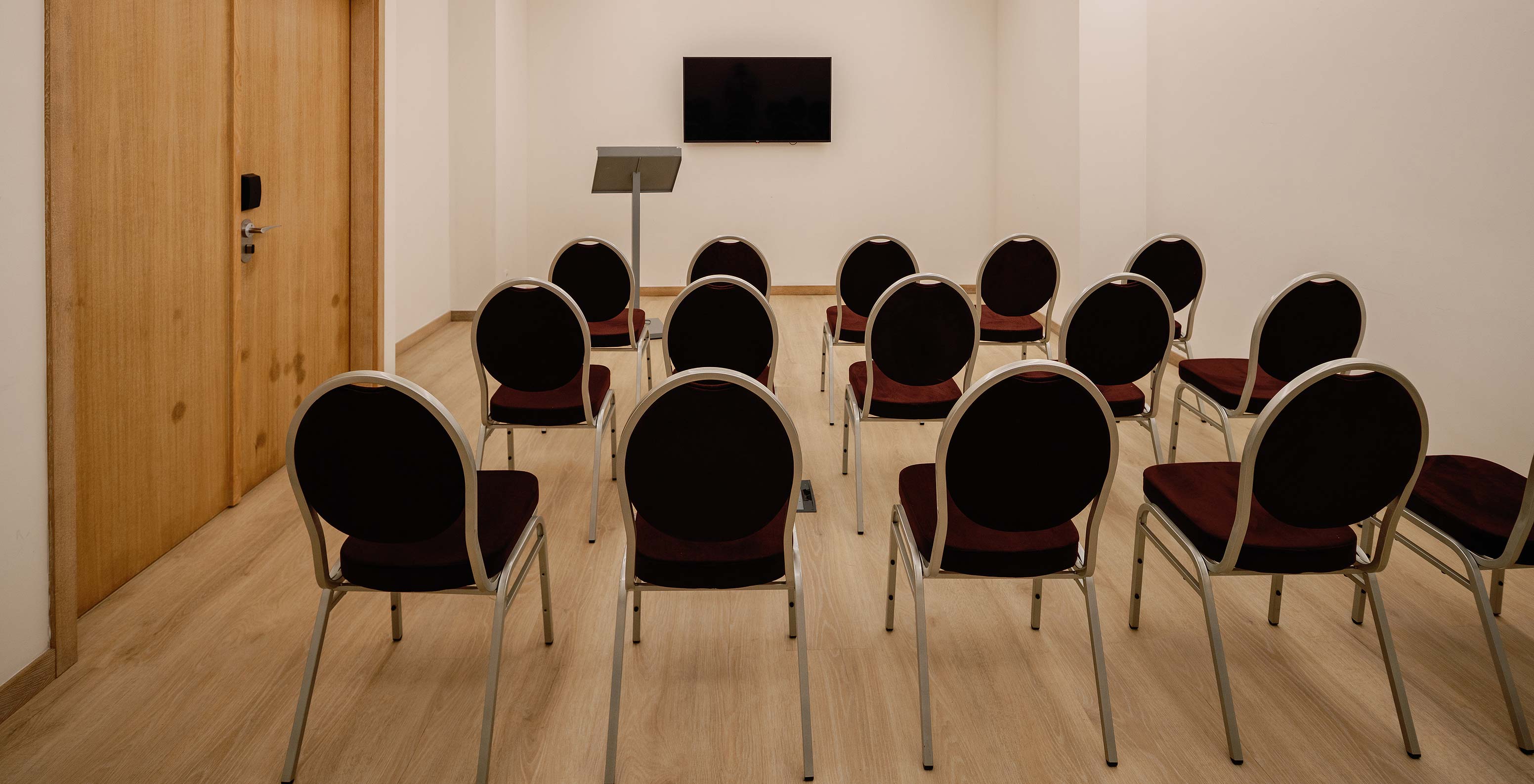 Sala Douro VI com cadeiras e um ecrã no Pestana Douro Riverside, Hotel com Piscina em Frente ao Rio Douro