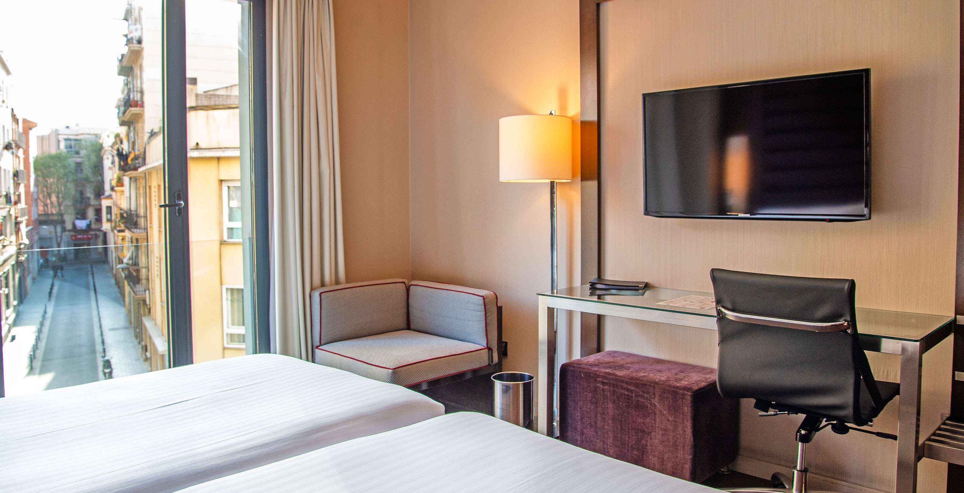 O Quarto Standard Twin do Pestana Arena Barcelona tem secretária, televisão, e uma janela com vista para o centro da cidade