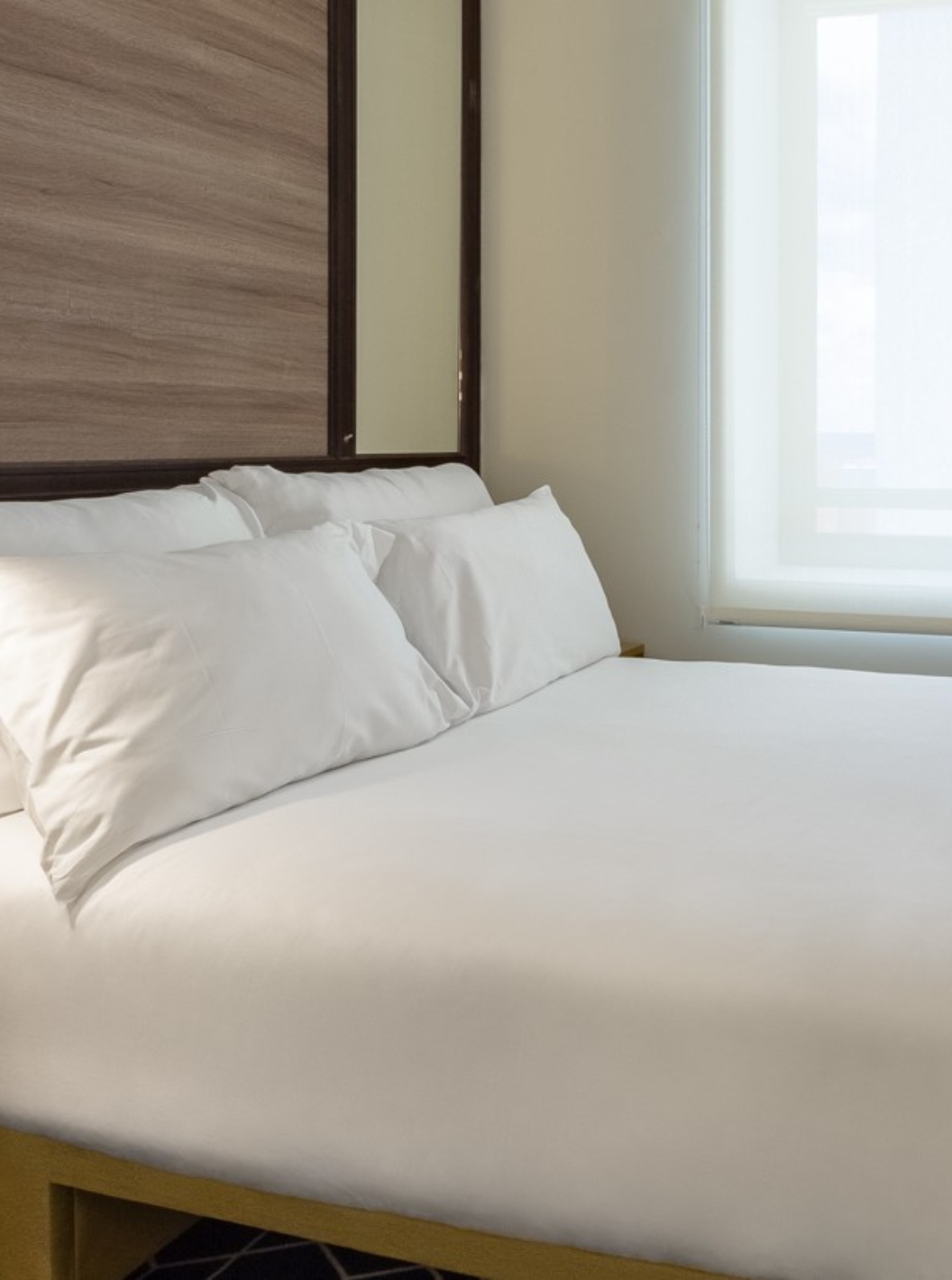 O Small Double Room do Pestana CR7 Gran Vía Madrid tem uma cama de casal, uma janela e uma mesa de cabeceira amarela