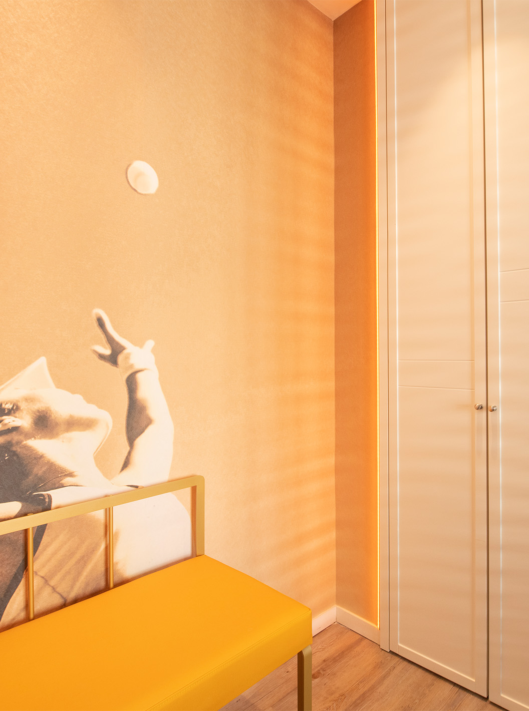 O The Legend Room do Pestana CR7 Gran Vía Madrid tem um armário, um banco e uma fotografia de um tenista como papel de parede