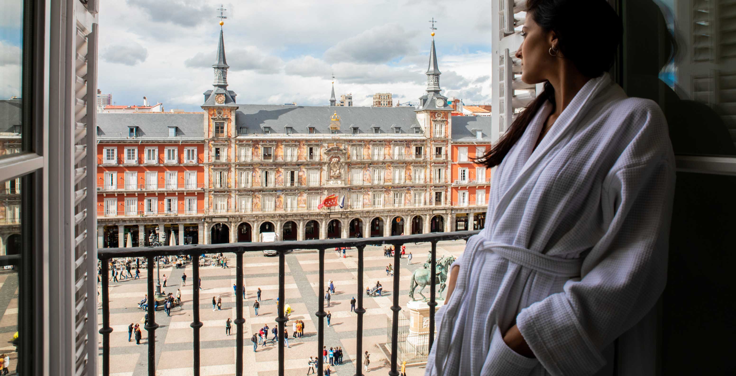 O Superior Plaza Mayor do Pestana Plaza Mayor tem cama dupla, janela grande com cortinas e varanda com vista para a Plaza Mayor