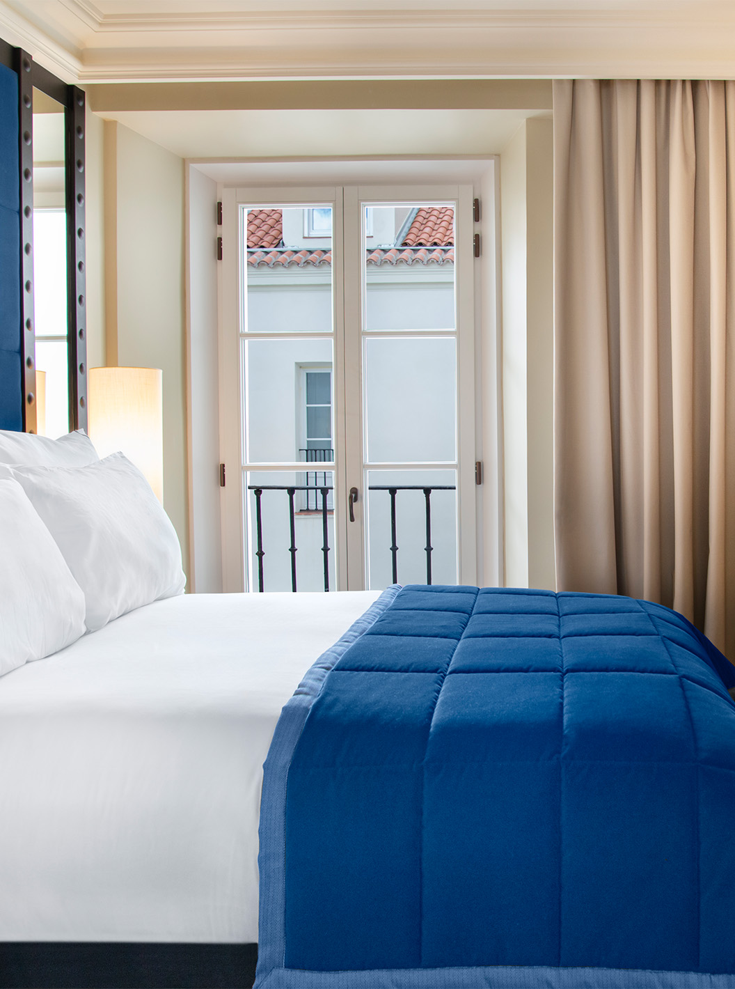 O Quarto Clássico do Pestana Plaza Mayor Madrid tem uma cama de casal, televisão, secretária e uma janela com cortinas