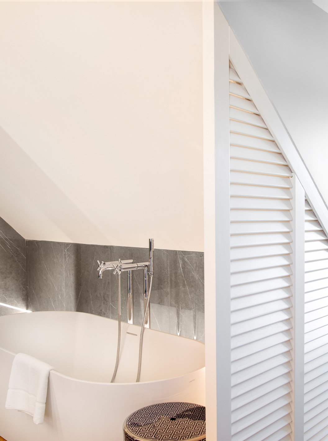 A Suite Plaza Mayor do Pestana Plaza Mayor Madrid tem uma casa de banho com banheira e janela com vista para a Plaza Mayor