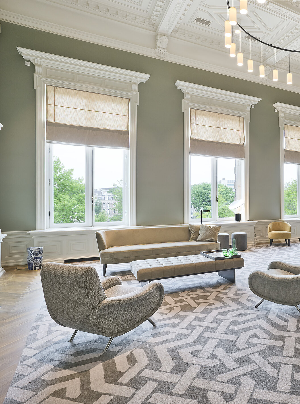 A Presidencial Suite - River View do Pestana Amsterdam Riverside tem uma sala de estar ampla, com sofá e cadeirões, e mesa