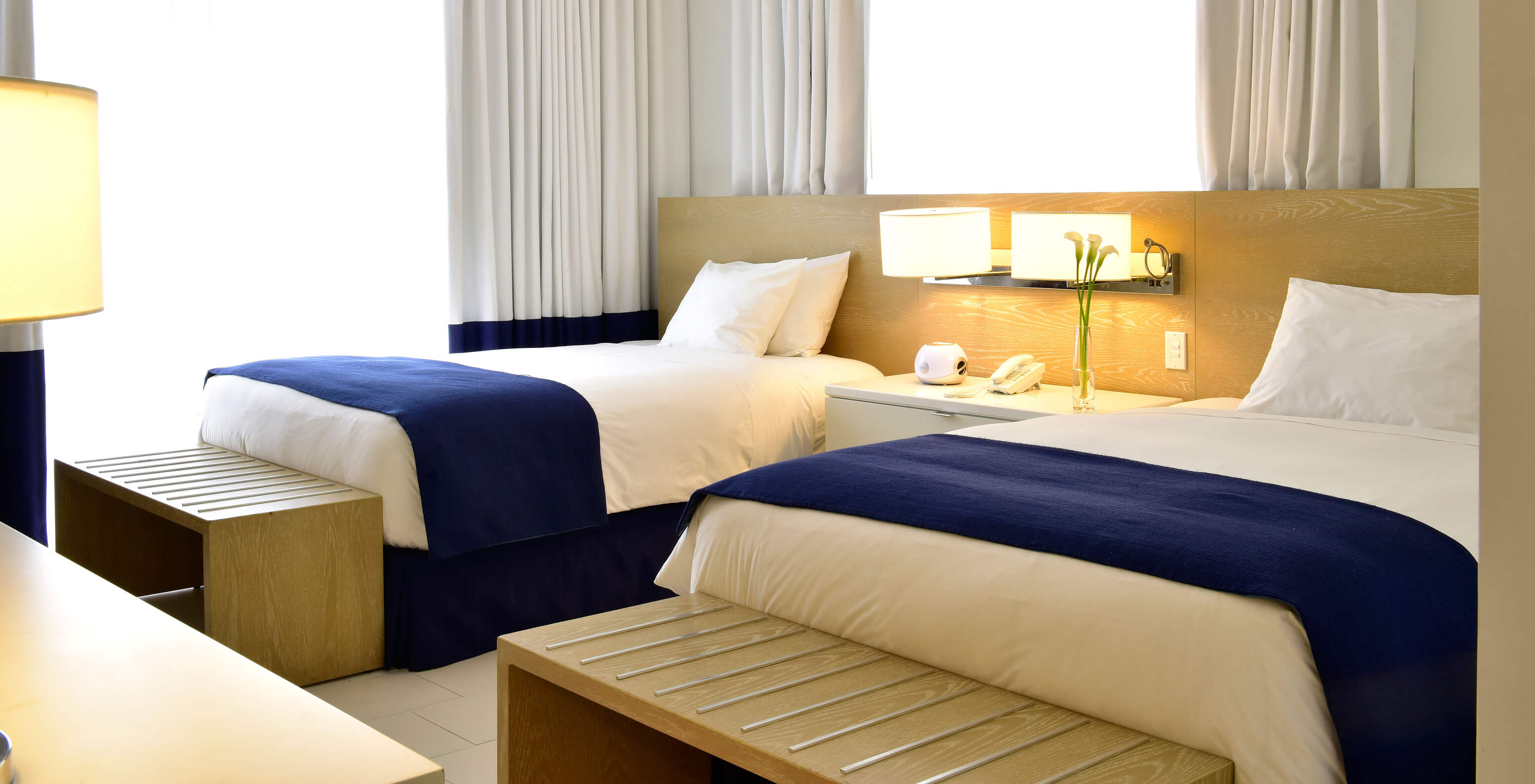 O Superior Duplo com Varanda do Pestana Miami South Beach é um quarto com duas camas, decoração clara e minimalista