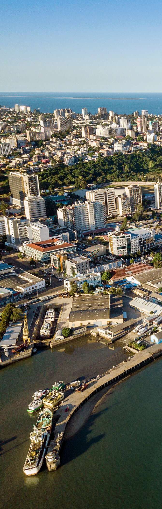 Descubra a oferta de hotéis do Pestana Hotel Group em Maputo, uma cidade junta ao mar, com prédios e zonas verdes