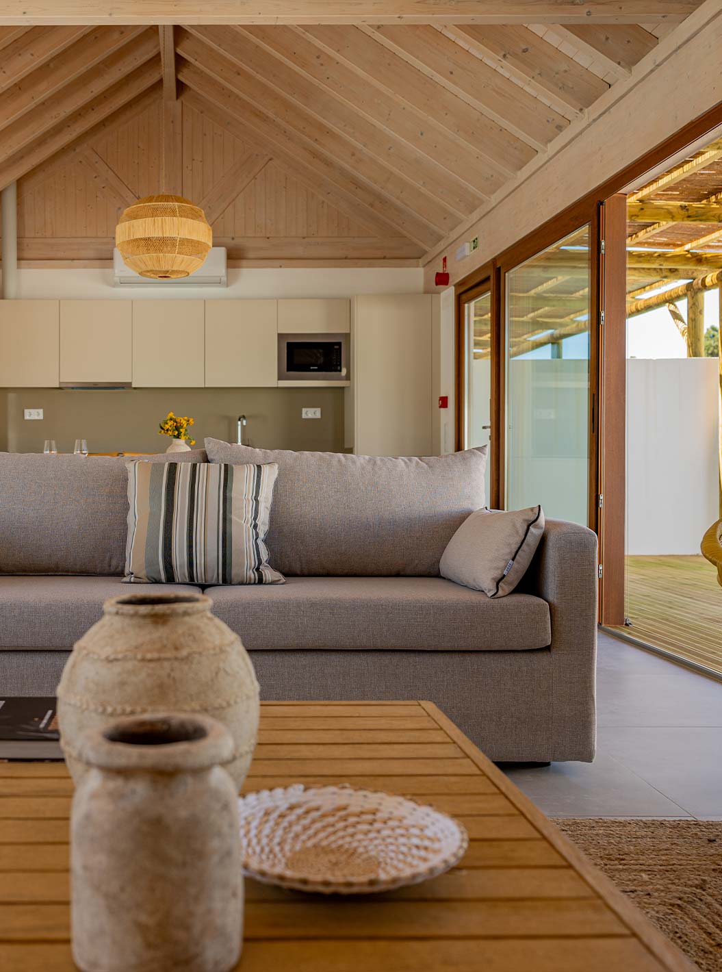 A Premium Green Villa do Pestana Comporta Village Residences tem uma sala de estar luminosa com um sofá e decoração