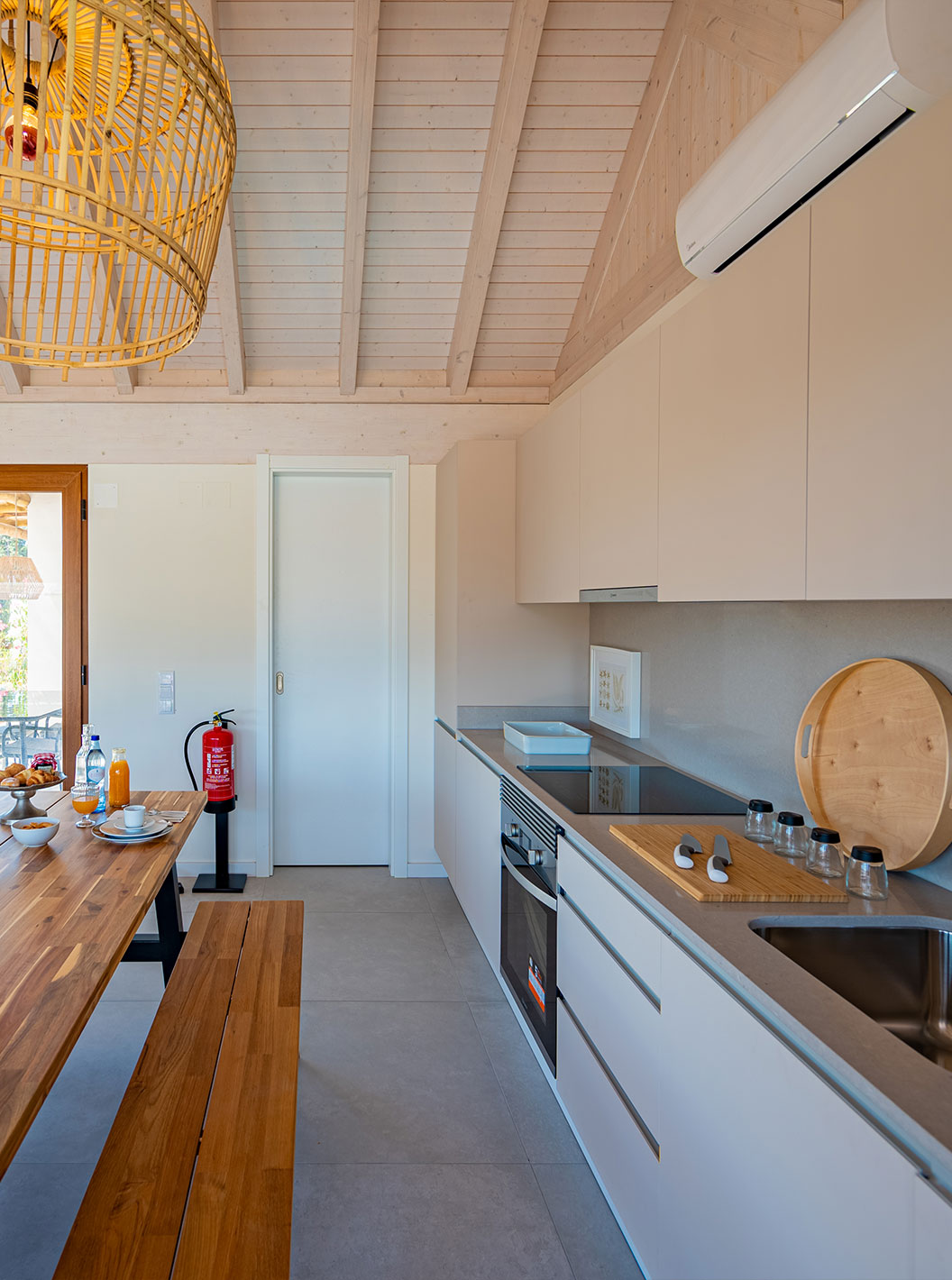 A Standard Green Villa do Pestana Comporta Village Residences tem uma cozinha moderna com uma mesa de madeira e forno