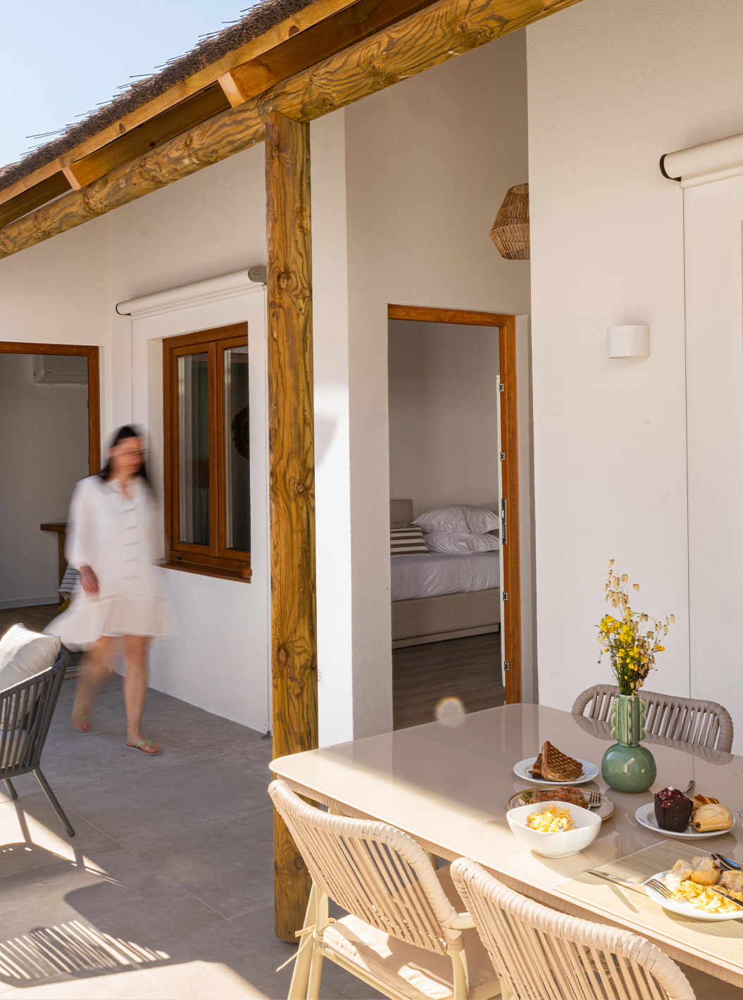 Varanda da Standard Villa 2 Adultos no Pestana Comporta com mesa de pequeno-almoço e cadeiras ao sol