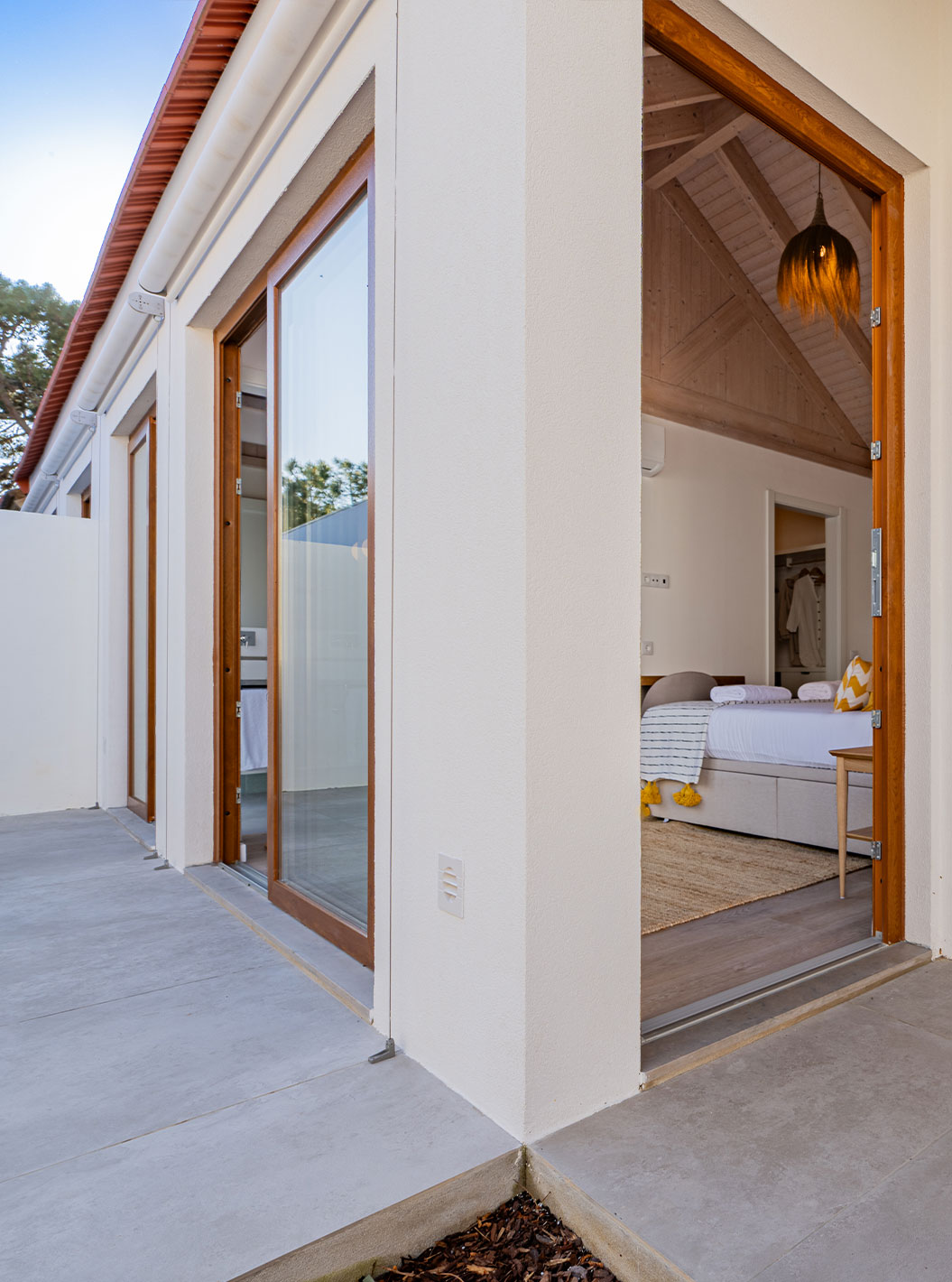 Villa Standard do Pestana Comporta com vista exterior, portas de madeira e entrada para quarto iluminado