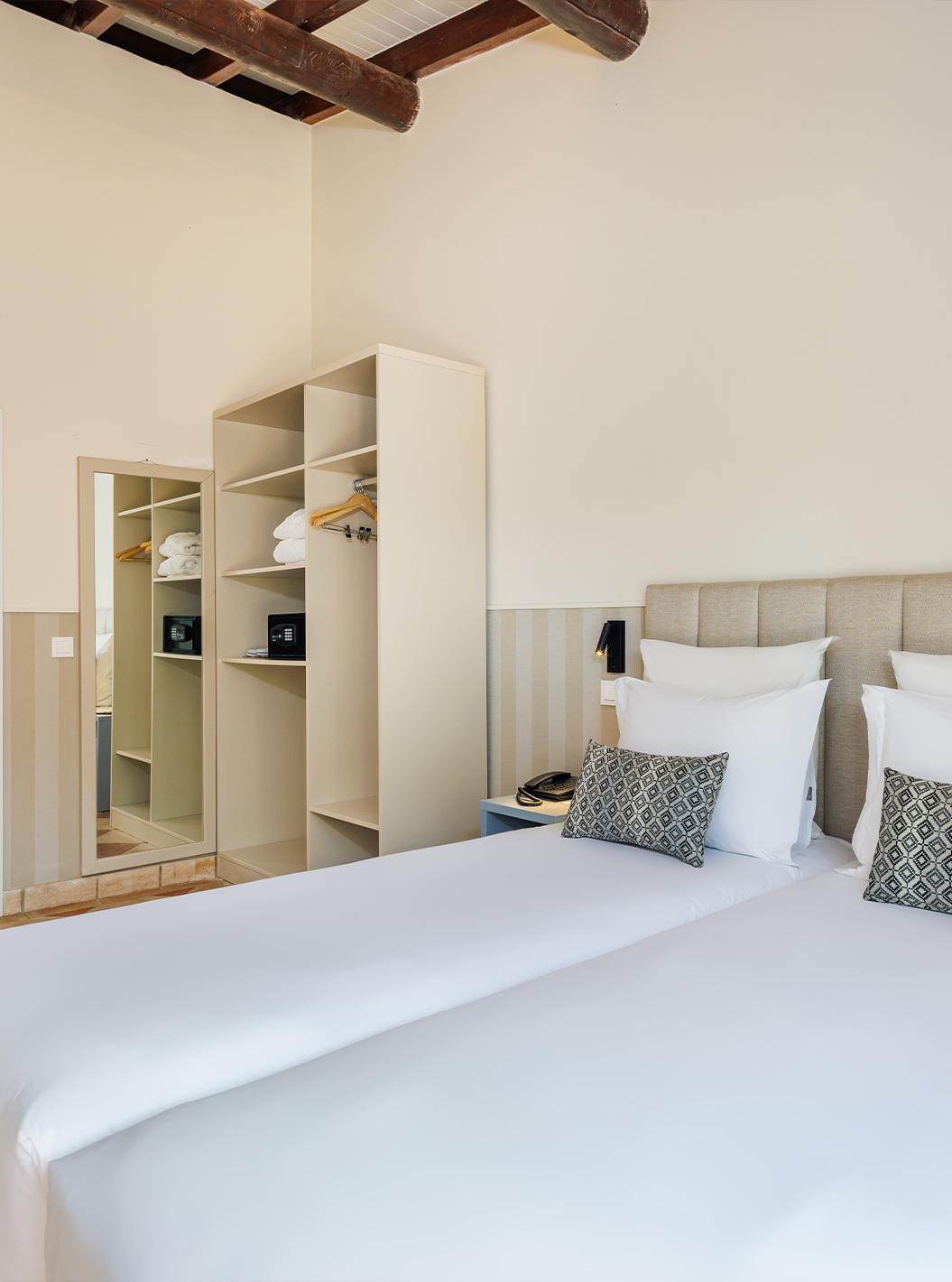 O Familiar Vista Jardim do Pestana Vila Sol - Vilamoura tem duas camas individuais, um espelho e uma casa de banho