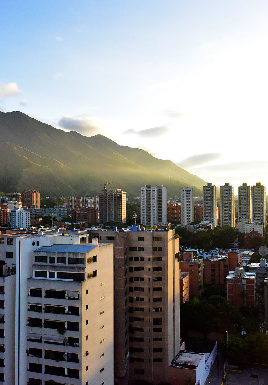 Descubra a Venezuela, um país repleto de beleza natural e cultura vibrante, com edíficos altos e montanhas verdejantes