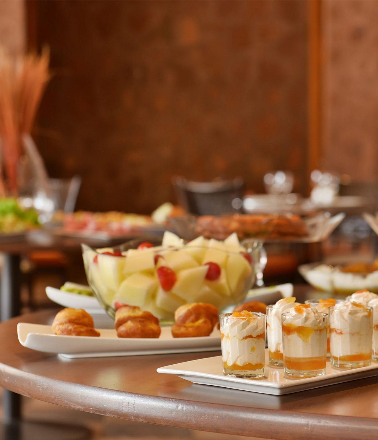 Het restaurant Creole, van het 4-sterrenhotel in Kaapverdië, heeft fruitsalade en desserts geserveerd in shotglaasjes